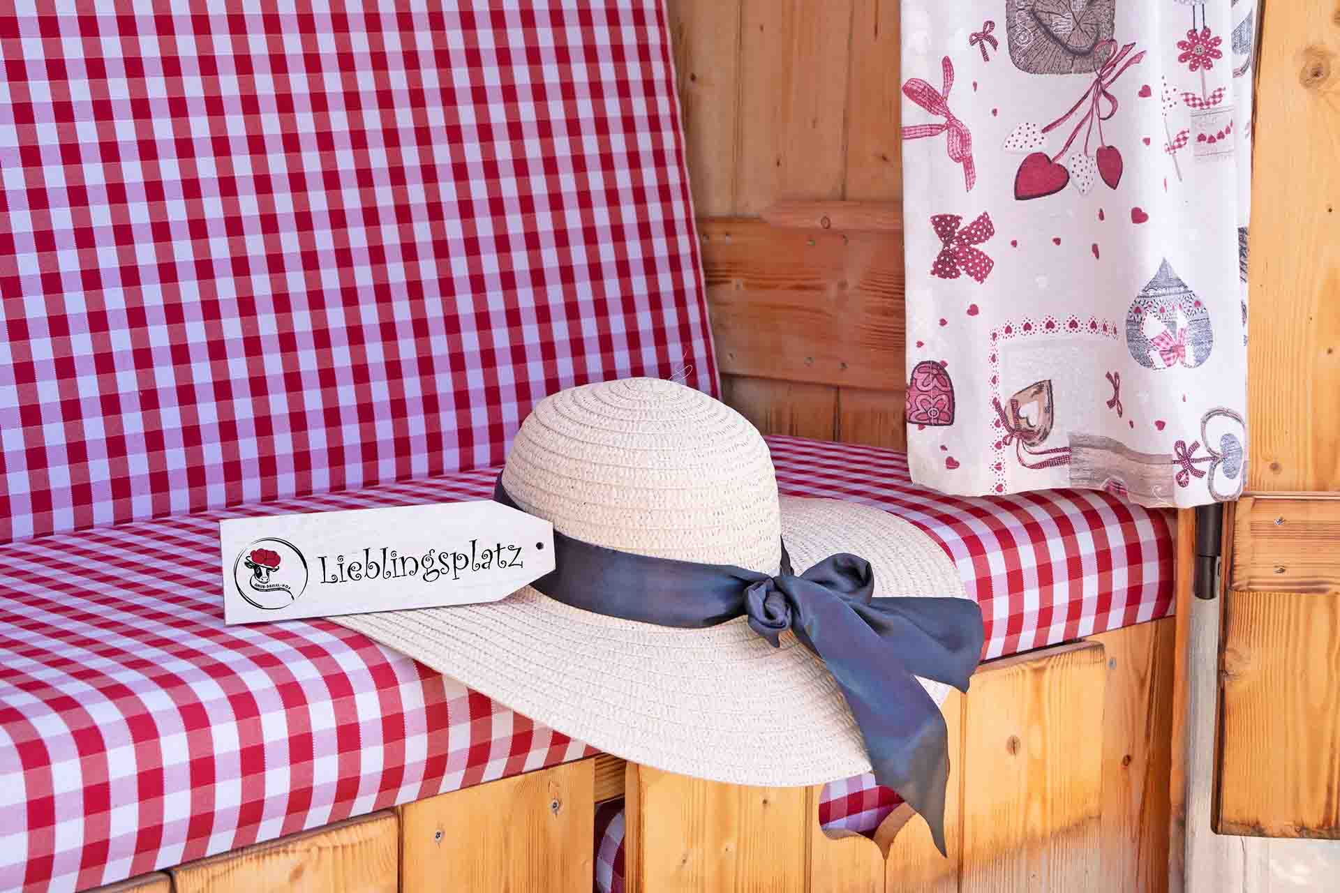 starndkorb mit sommerhut und schild lieblingsplatz im Ferienhof