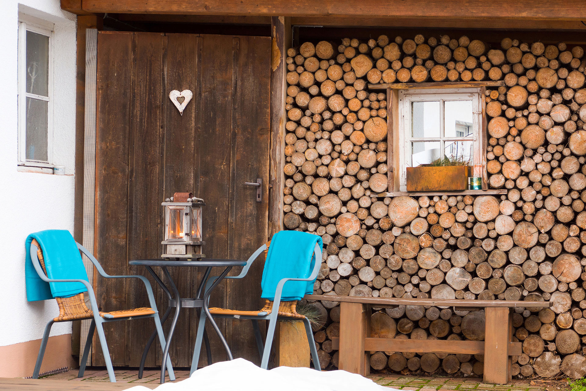 private sitzgruppe vor holzhaus im garten des ferienhof