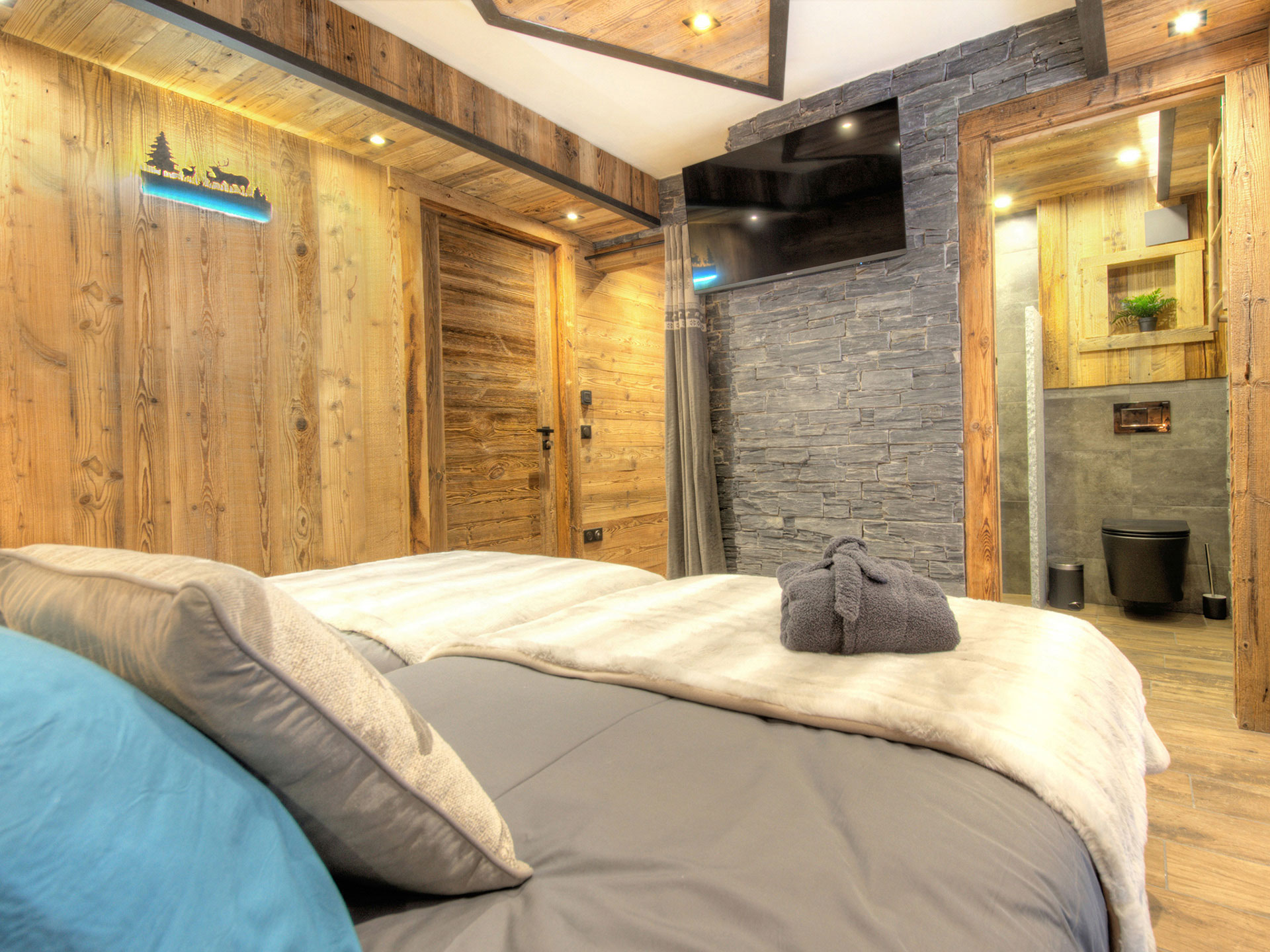 ferienhaus-foto-ferienhaus-fotografieren-schlafzimmer mit blick auf TV und begehbaren Kleiderschrank
