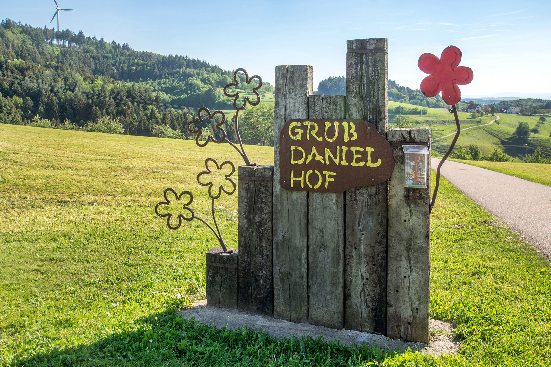 ferienhof foto holzpfähle mit aufschrift und landschaft ohne gelbes schild