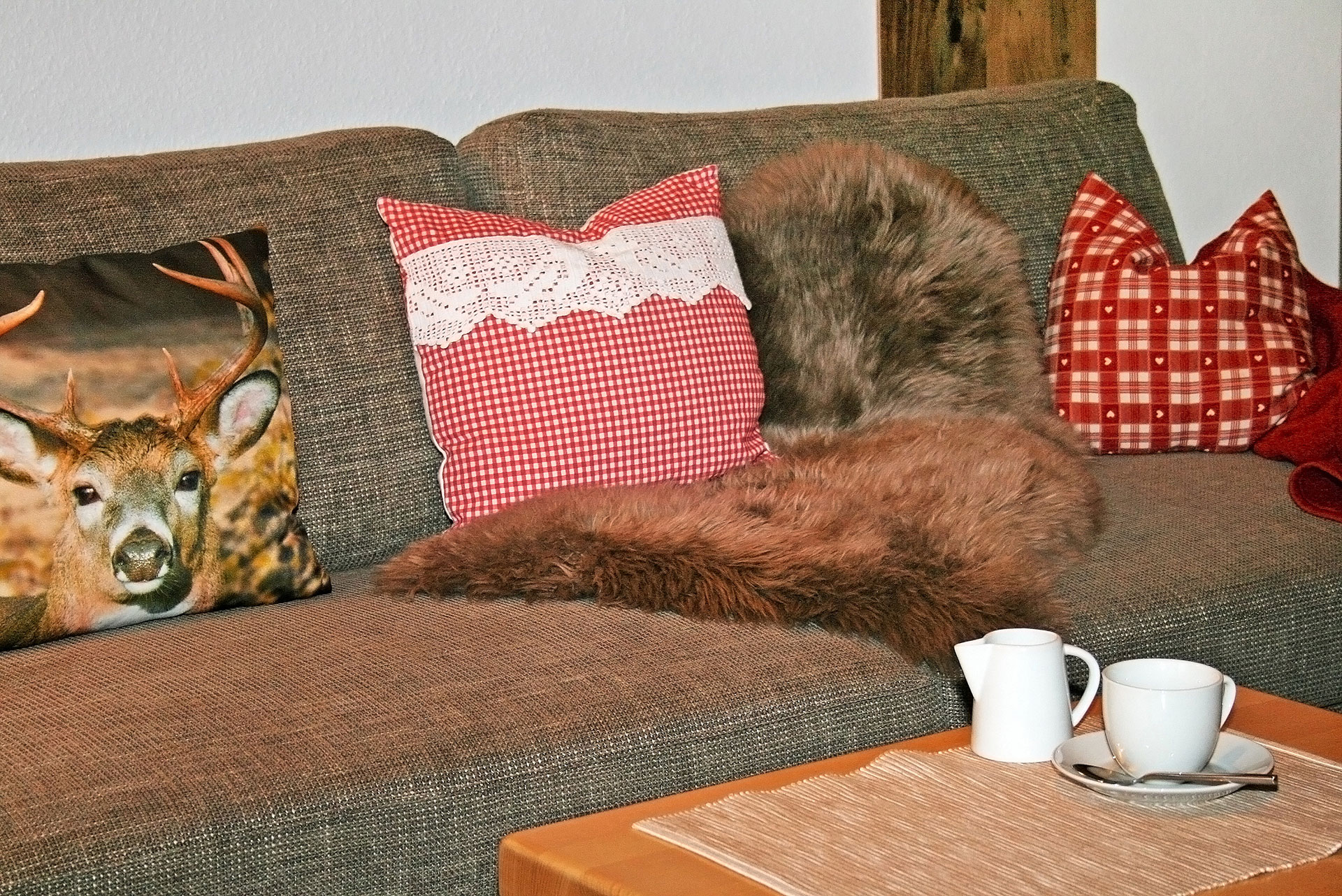 foto verbessern sofa mit rotweiskariertem kissen voher dunkel