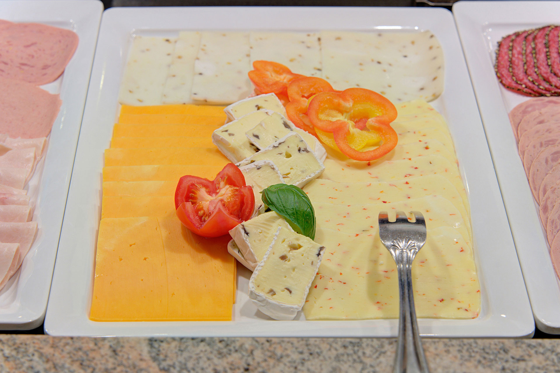 frühstückbuffet in hotel mit käse und paprika nah aufgenommen