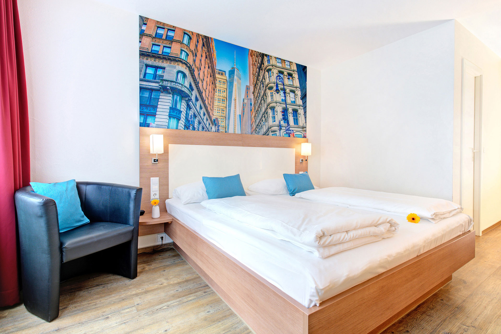 doppelzimmer hotel türkise kissen mit bild manhatten seitlich