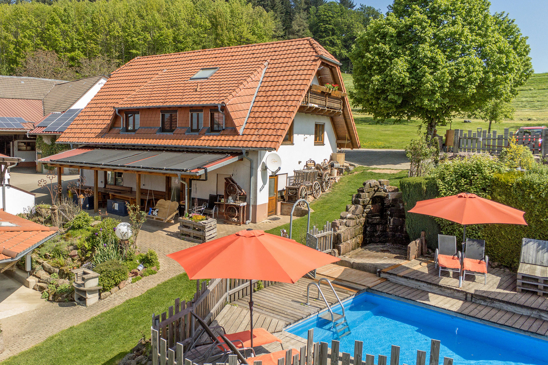 schwarzwald ferienhaus mit swimmgpool im Sommer