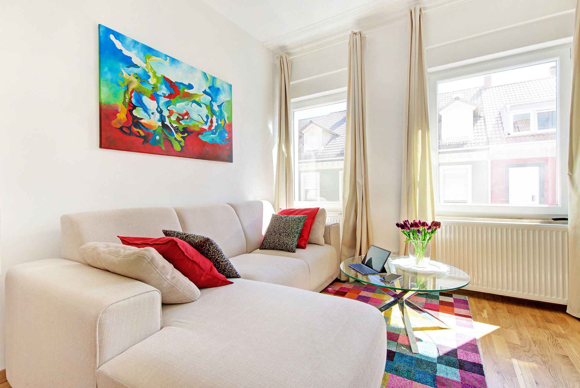 apartment fotografin helles sofa buntkarierter teppich grosses bild fenster