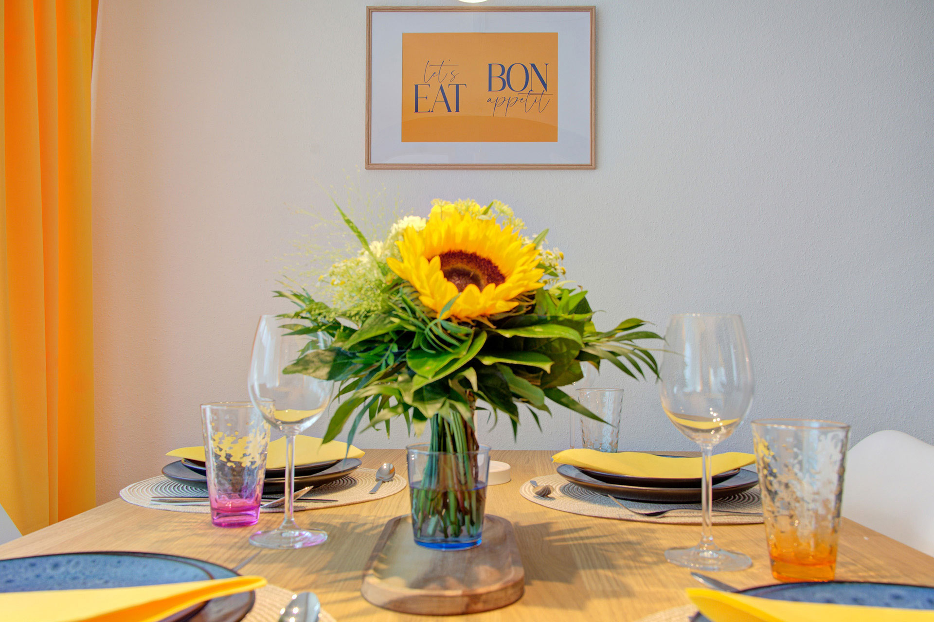 kleiner sonnenblumenstrauss auf esstisch in ferienwohnung