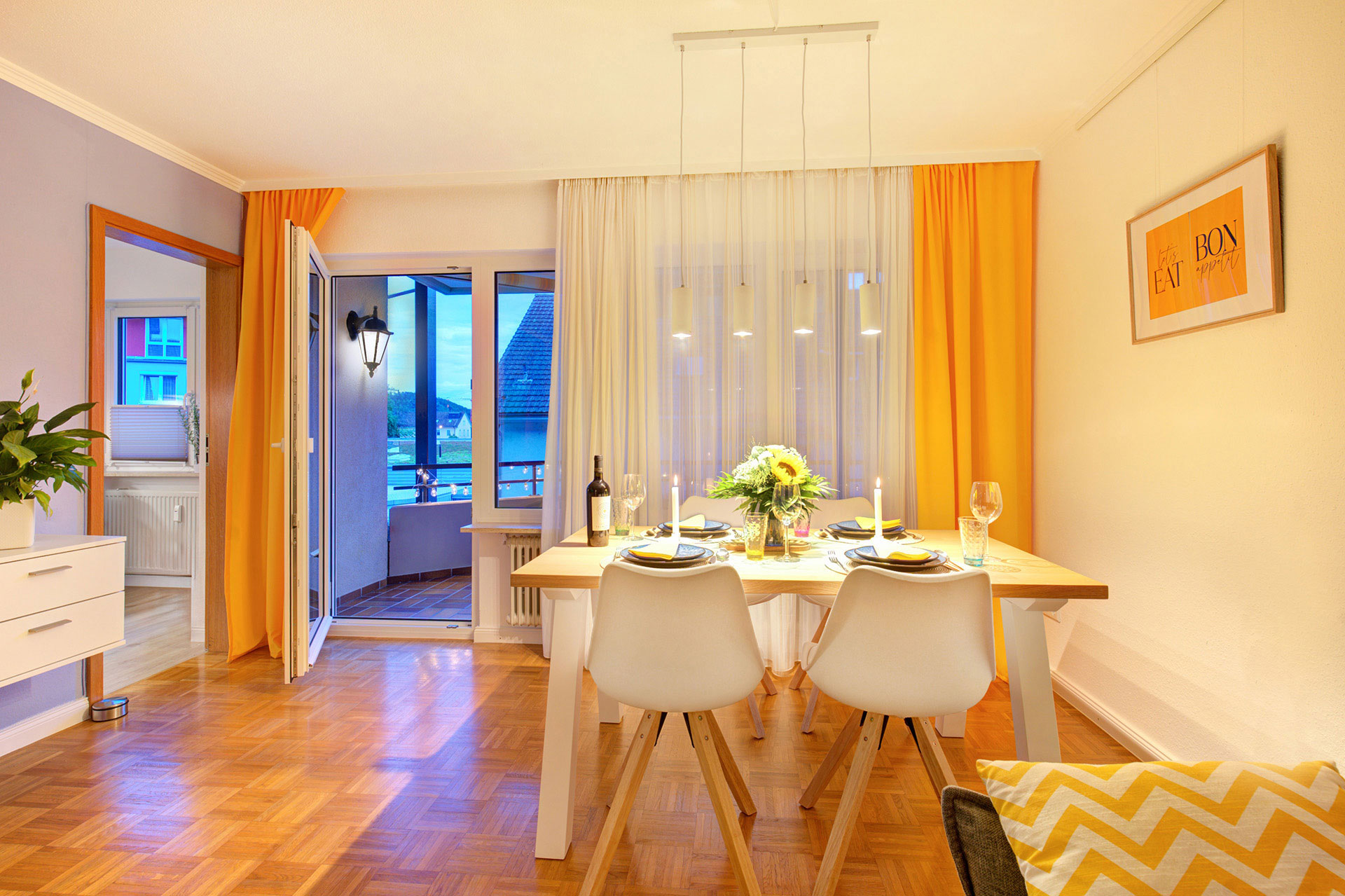 gedeckter esstisch in abendstimmung in ferienwohnung