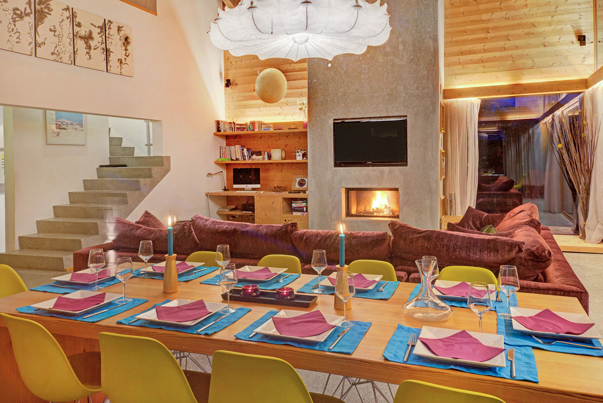 Essbereich im Chalet Majestic mit brenndem Kamin