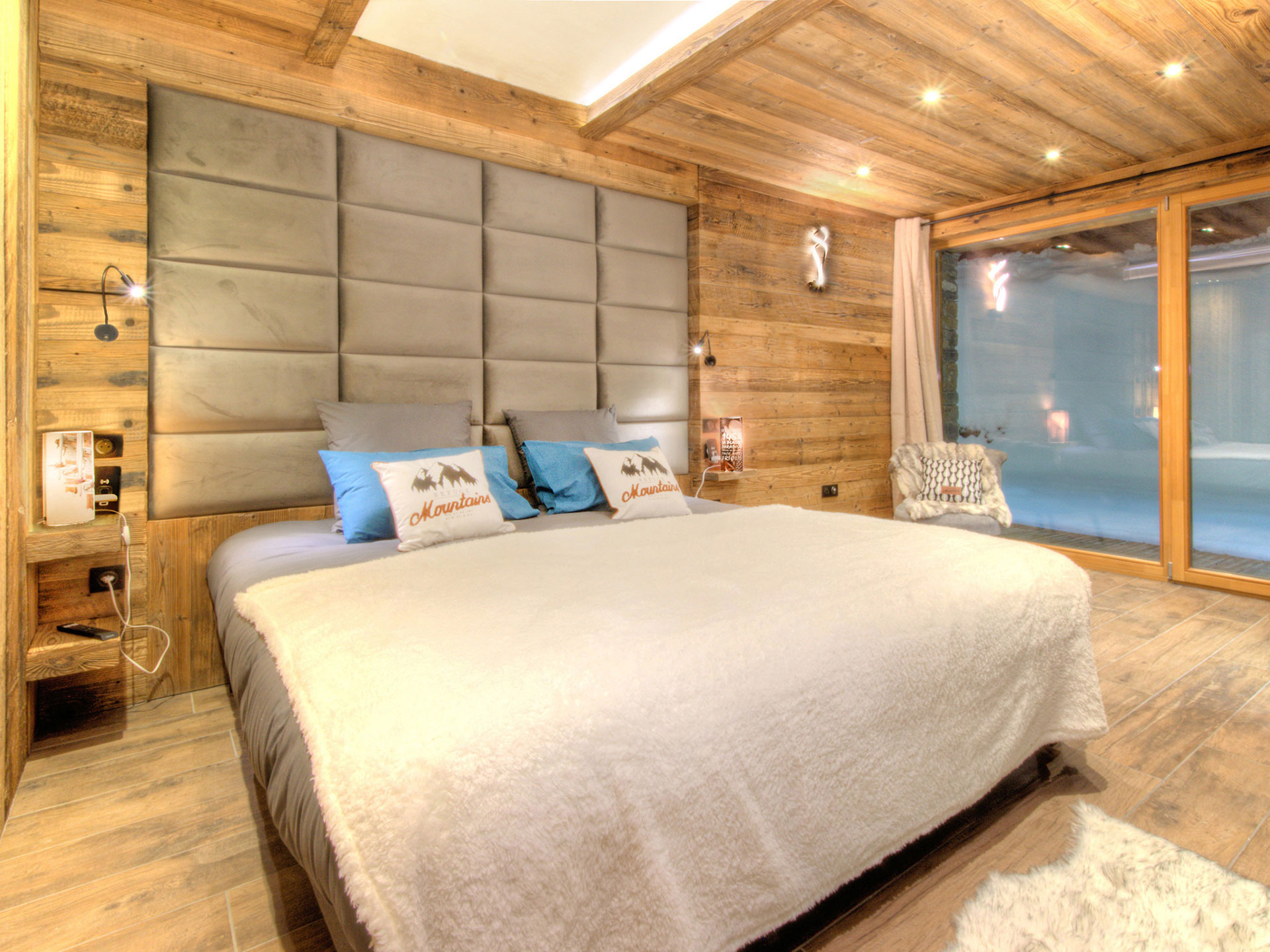 Elegantes Schlafzimmer in Ferienimmobilie am Abend mit blick zum blauen fenster