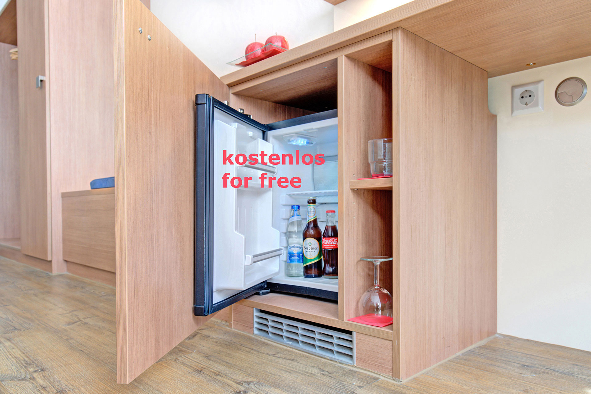 foto verbessern kühlschrank in hotel mit getränken mit aufschrift kostenlos