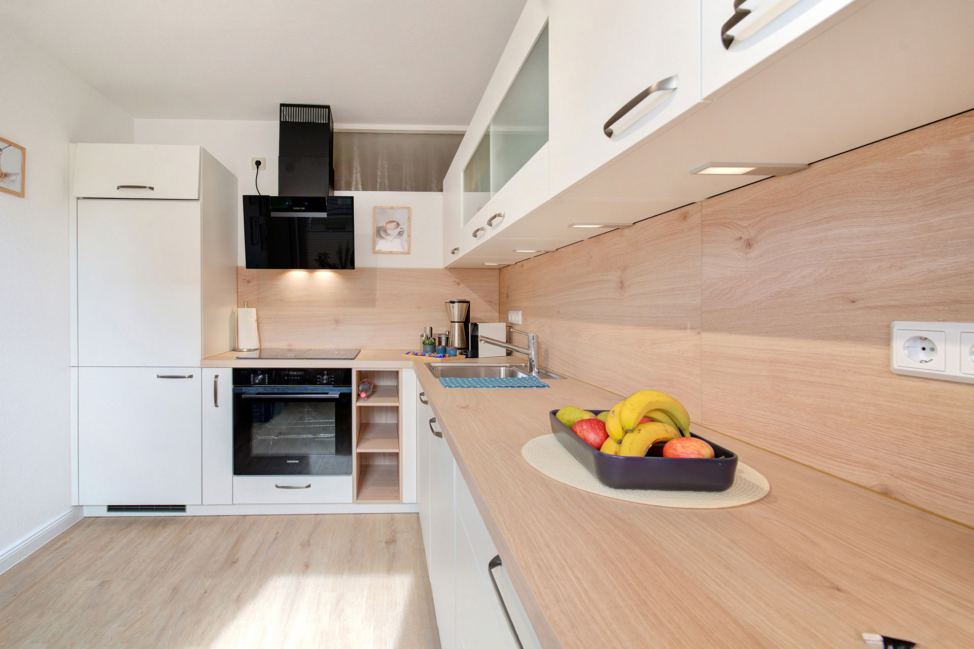 moderne küche mit obstschale in ferienwohnung