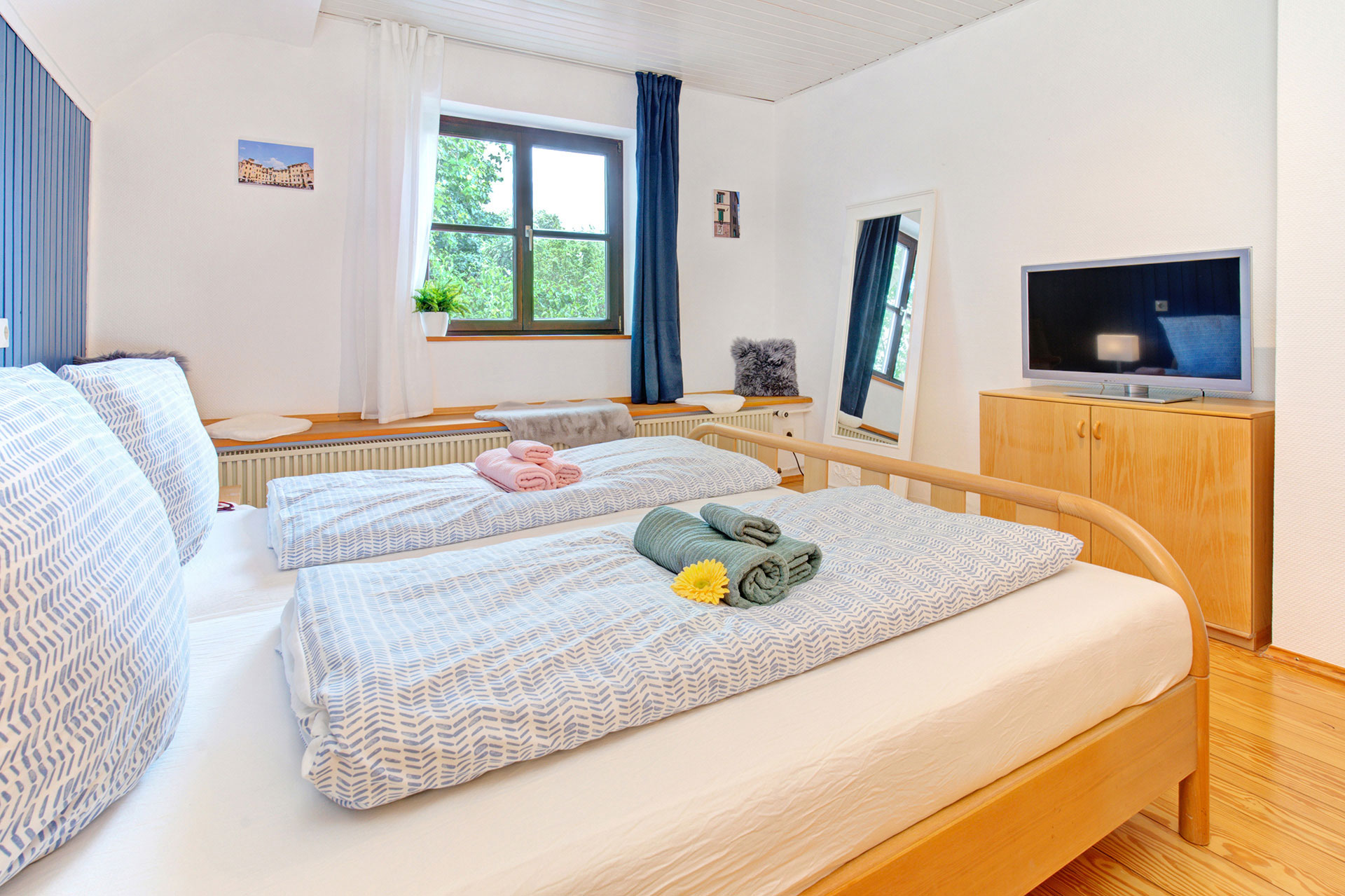 schlafzimmer mit fensterblick von ferienhaus professionell fotografiert