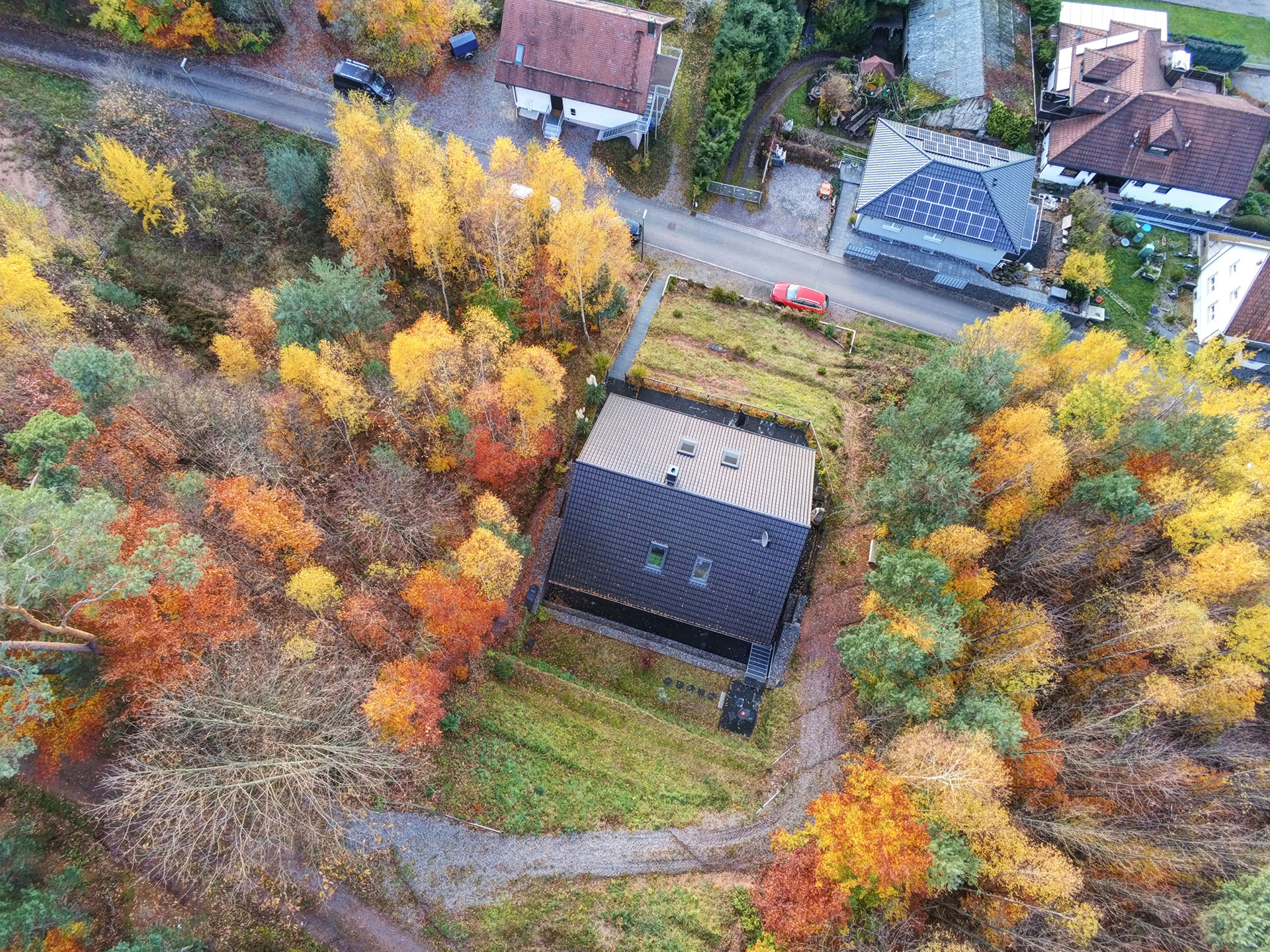 luftbildaufnahme vom eigenen haus im herbst in der Pfalz