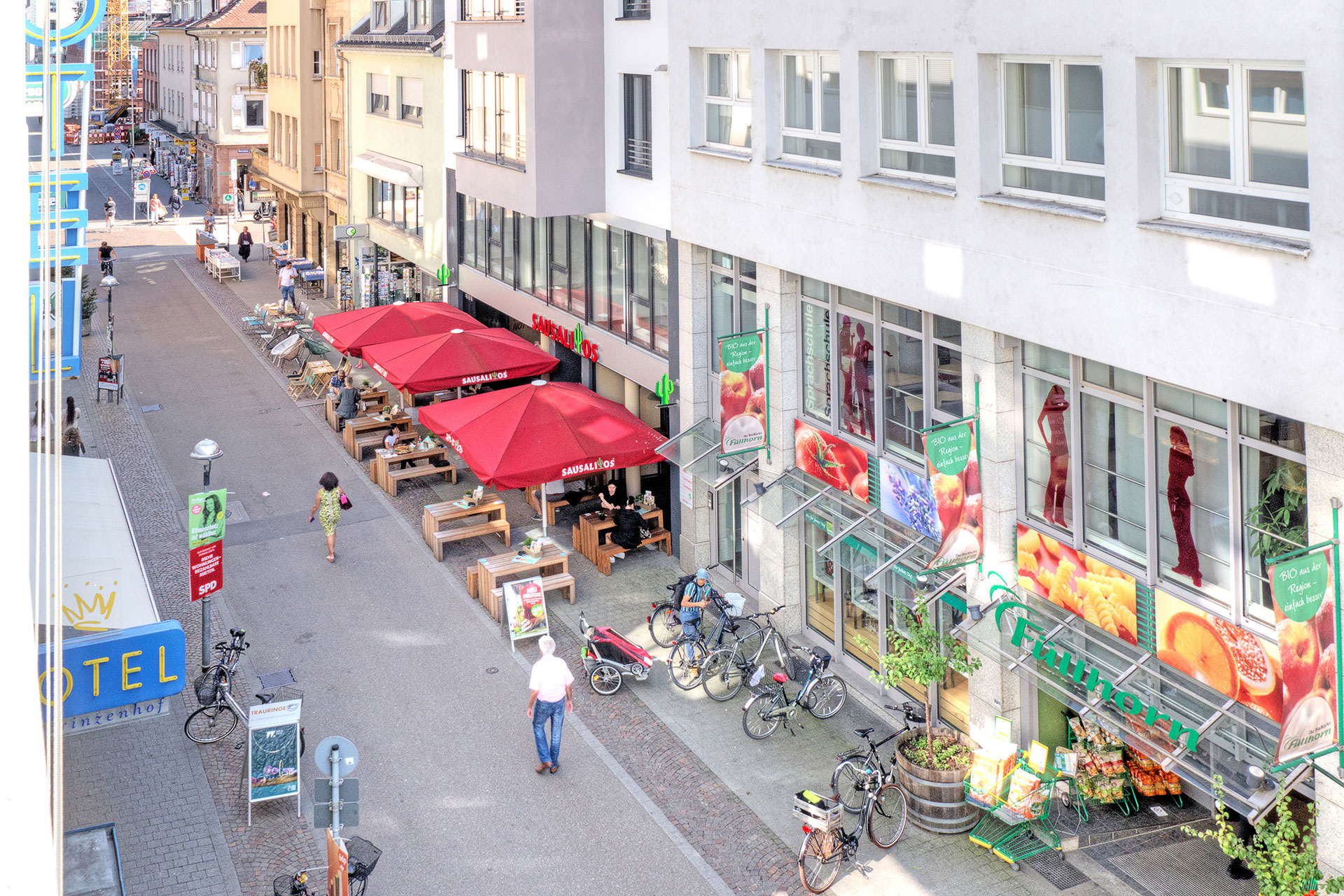 hotelfoto blick aus zimmer in fussgaengerzone mit geschaeftszeile