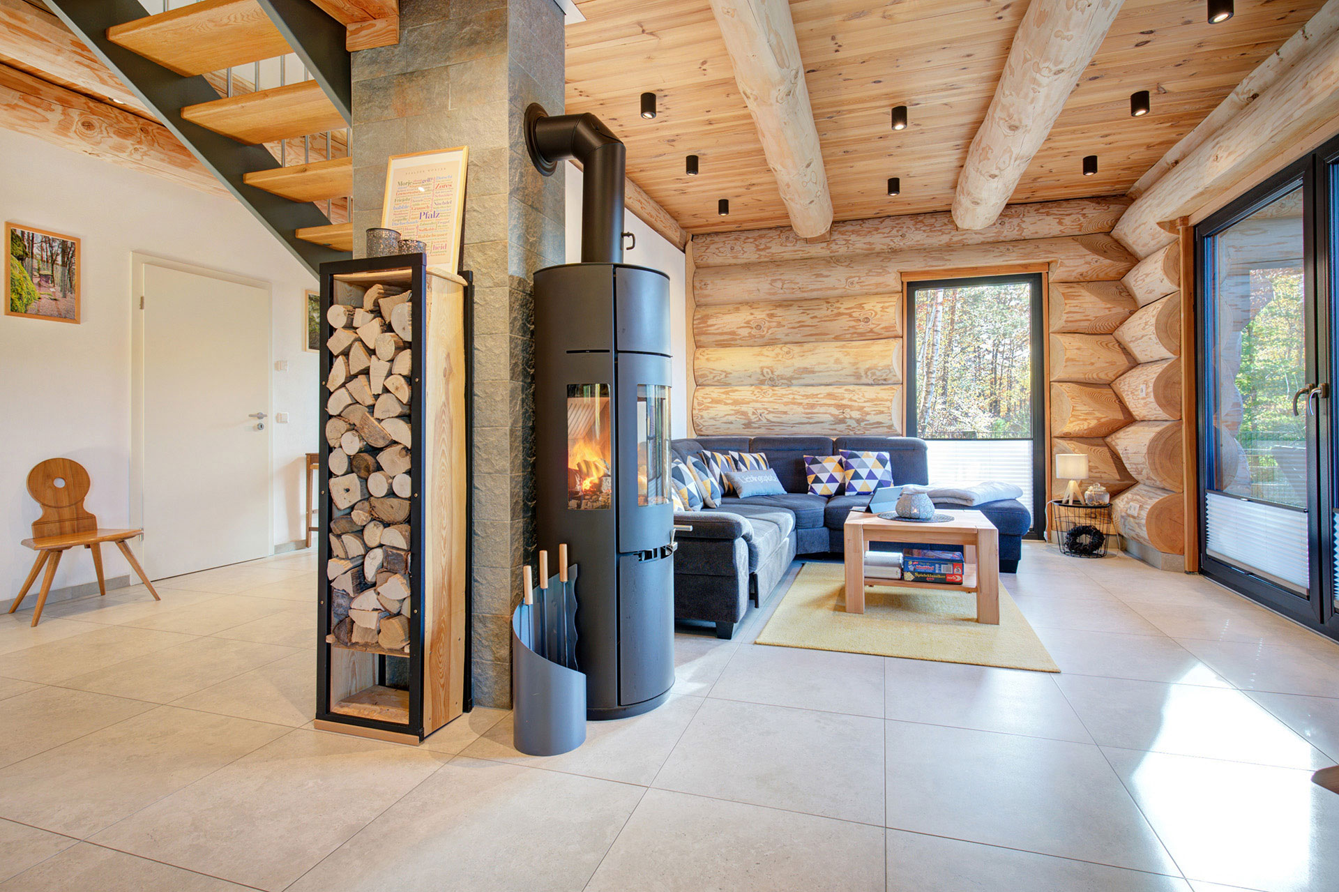 Wohnraum mit brennendem Kamin im Ferienhaus Armin Darstein