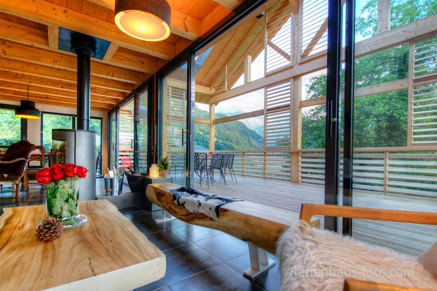ferienhaus foto essbereich mit grossr glasfront zur terrasse