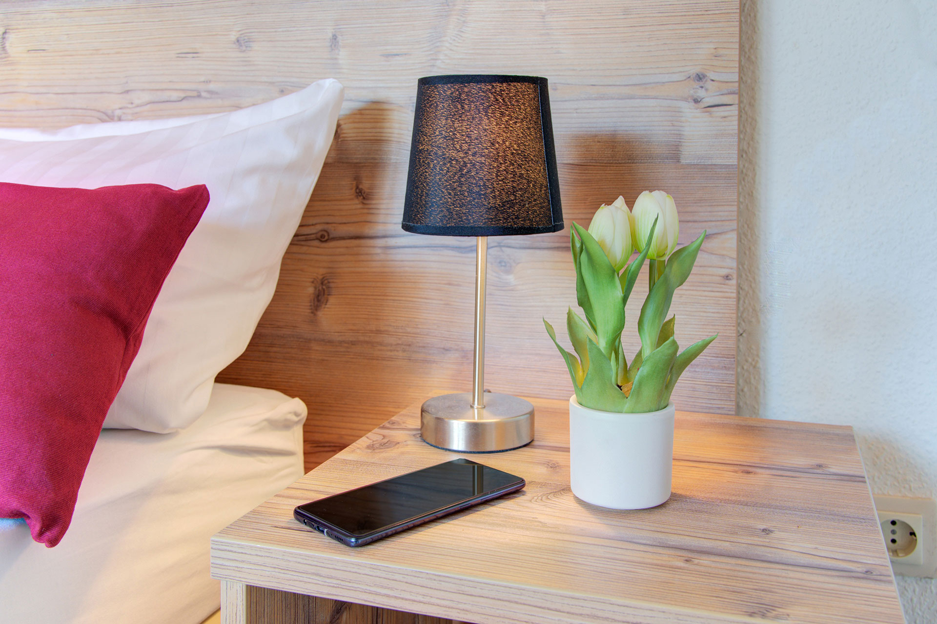 Doppelzimmer mit Nachttisch Smartphone kleine Tulpen Leuchte