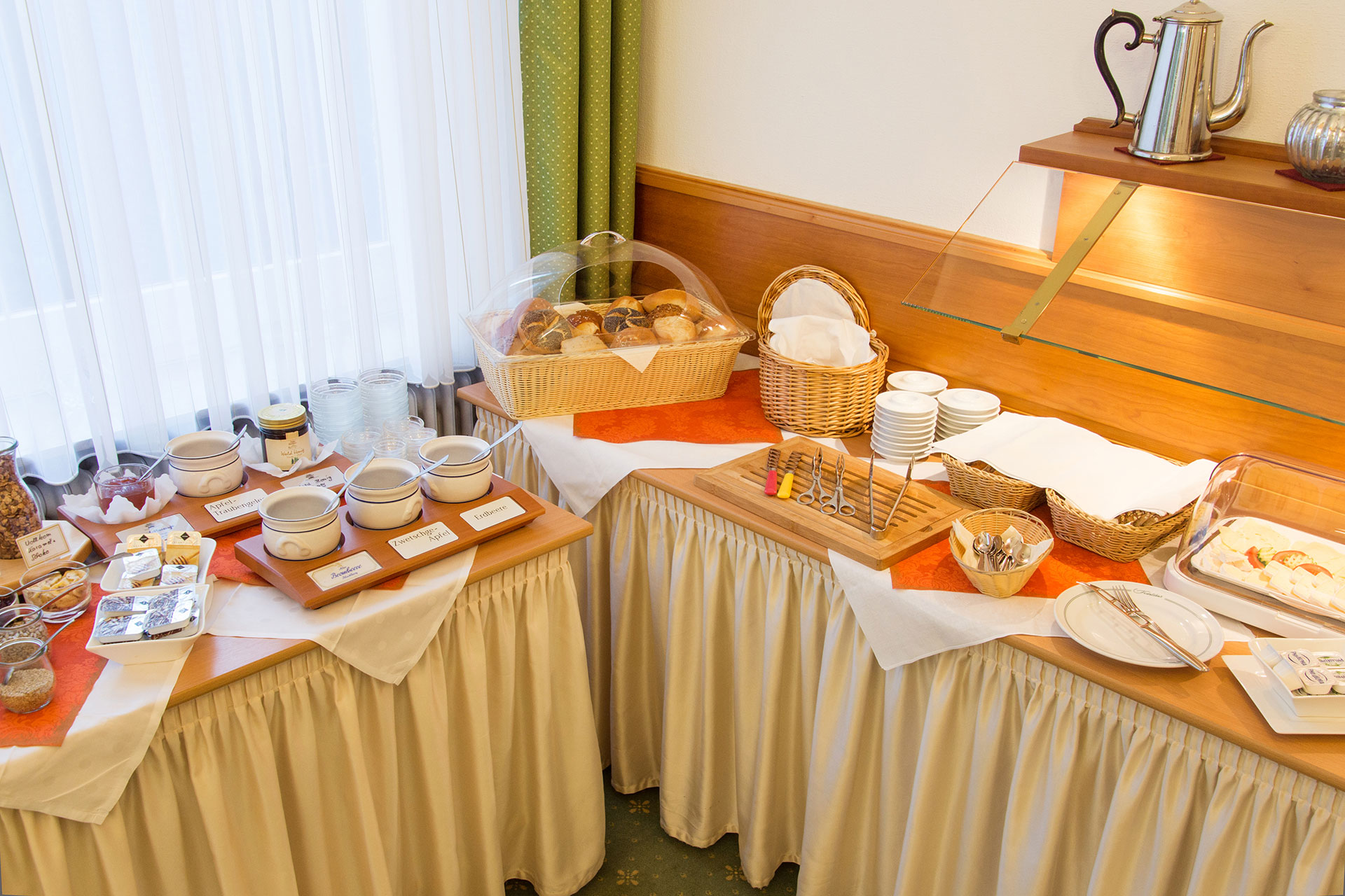 hotelfoto fruehstuecksbuffet  mit saeften wurst kaese marmelade und broetchen