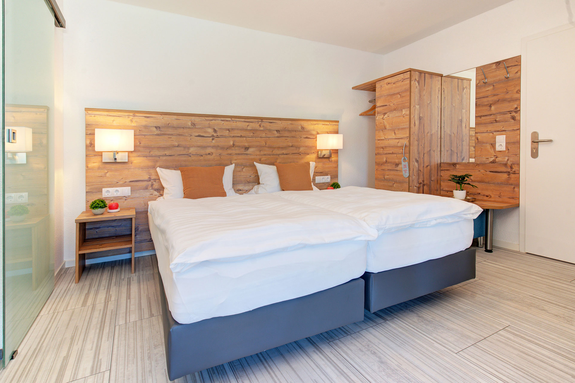 modernes Doppelbett vor Kieferschrank