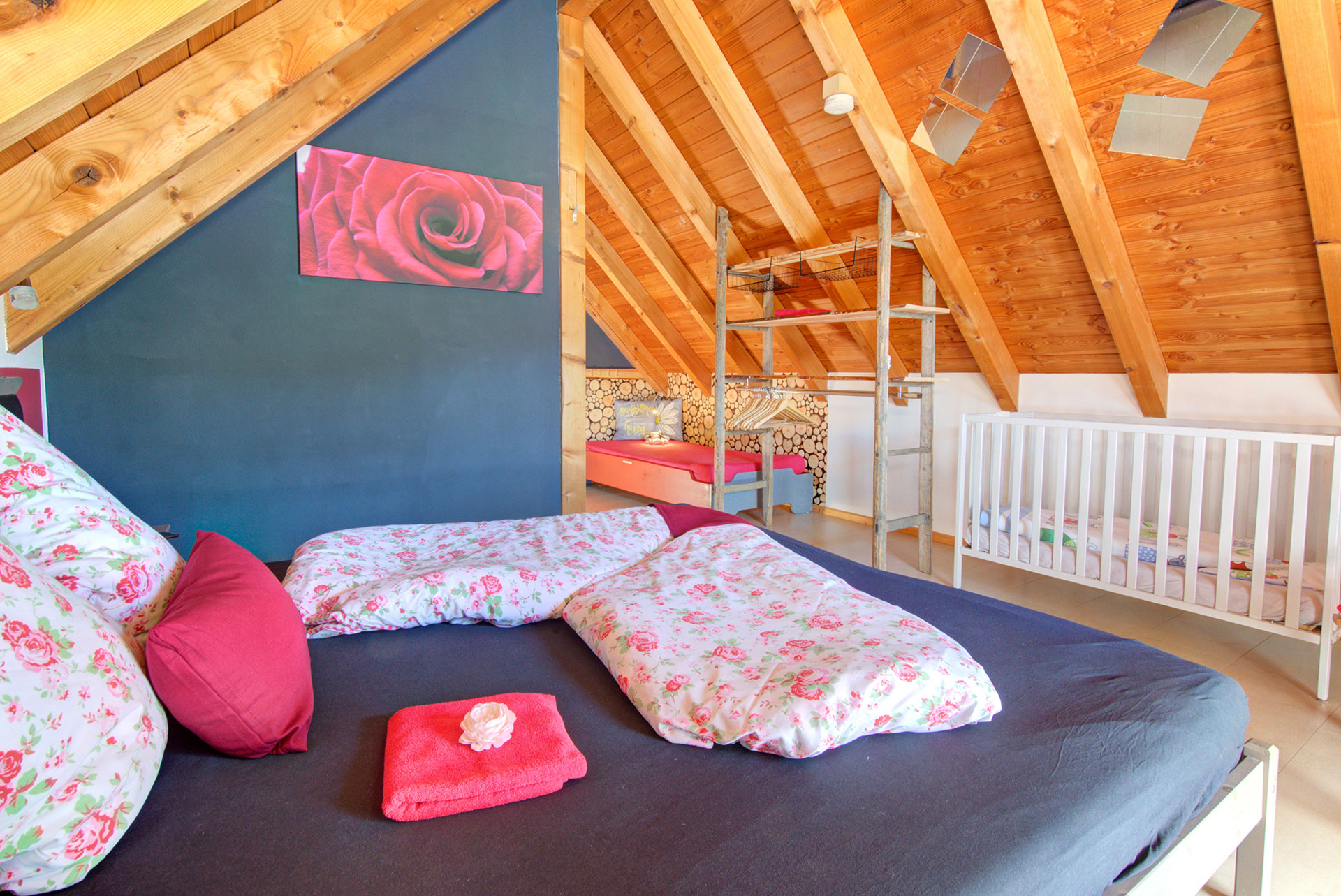 doppelzimmer mit kinderbett einzelbett und regal im ferienhaus
