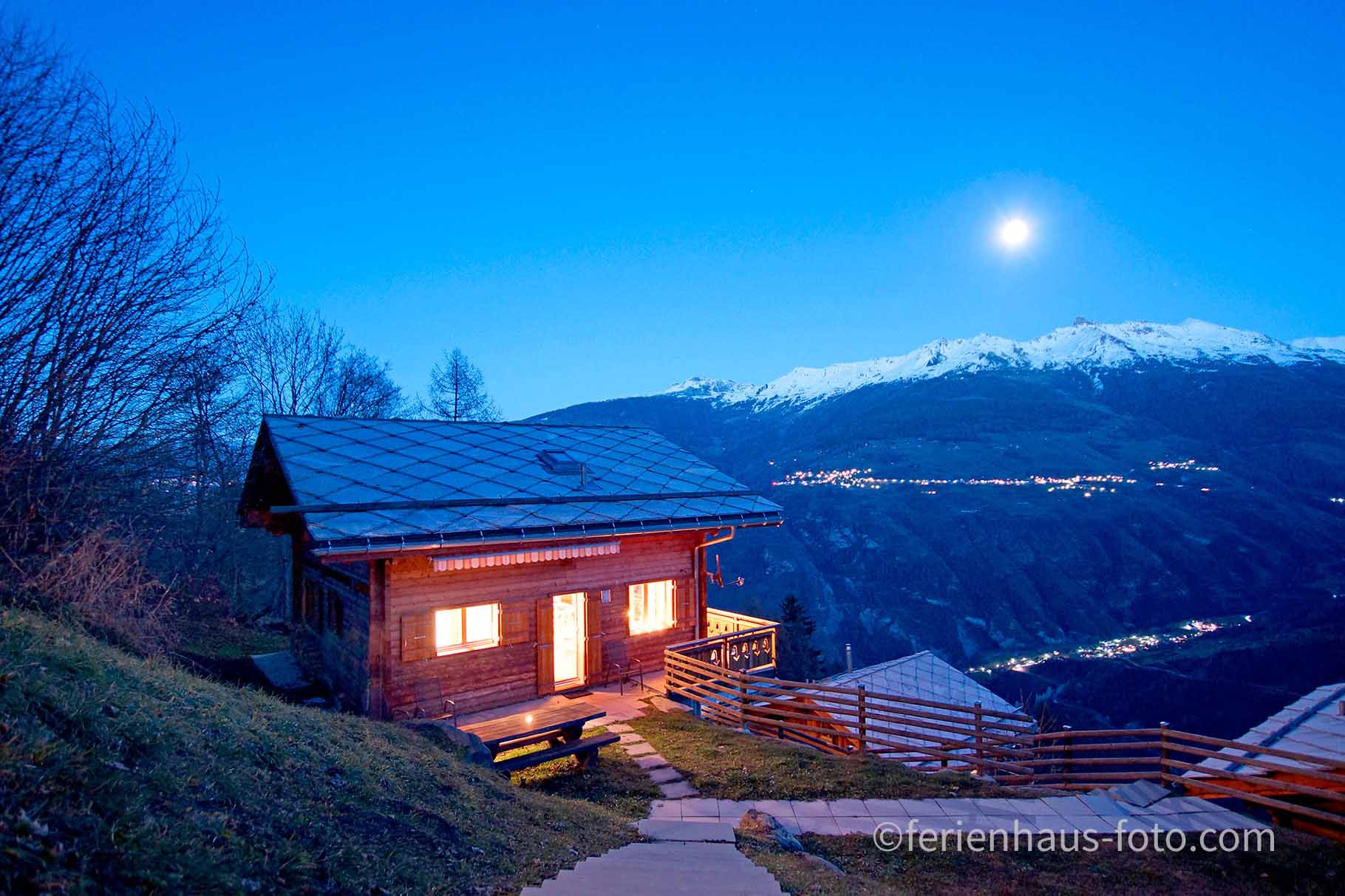 ferienhaus foto bei nacht mit mond blauer himmel