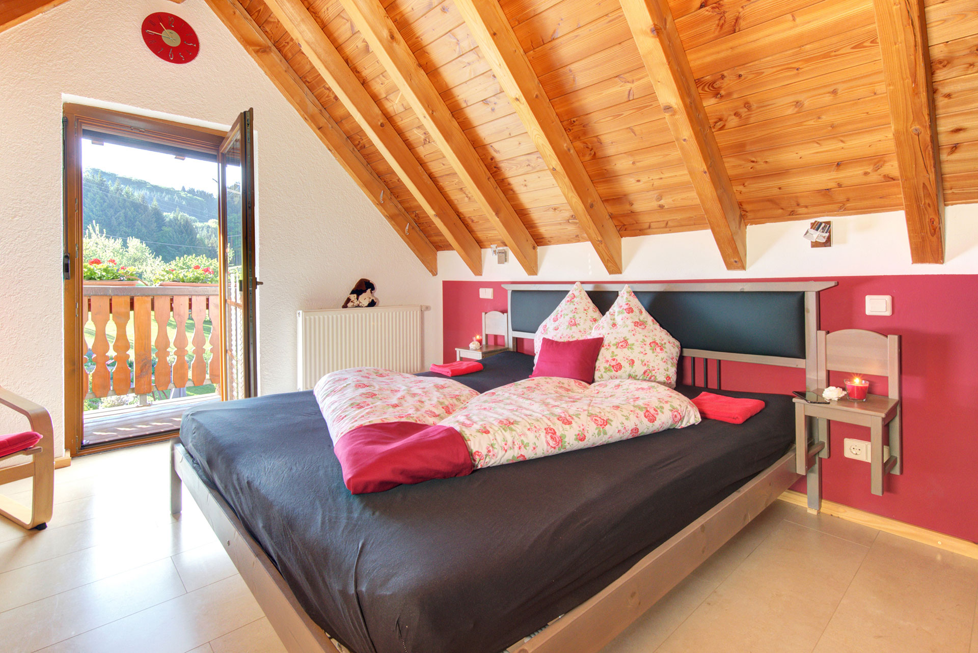 doppelbett mit bettwäsche in herzform in blau rot weis in ferienhaus