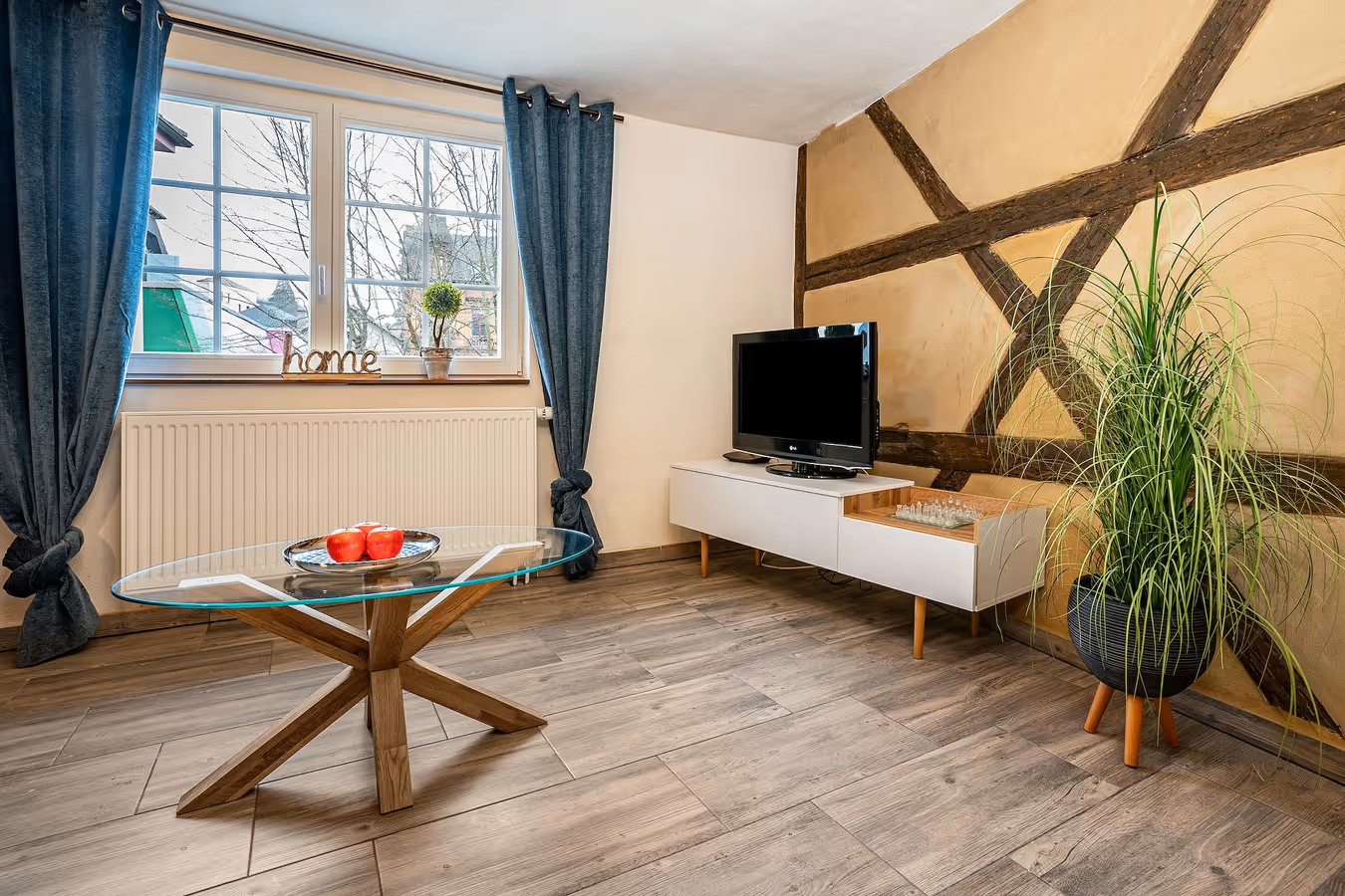 wohnraum mit fachwerk, tv-board und blick zum fenster