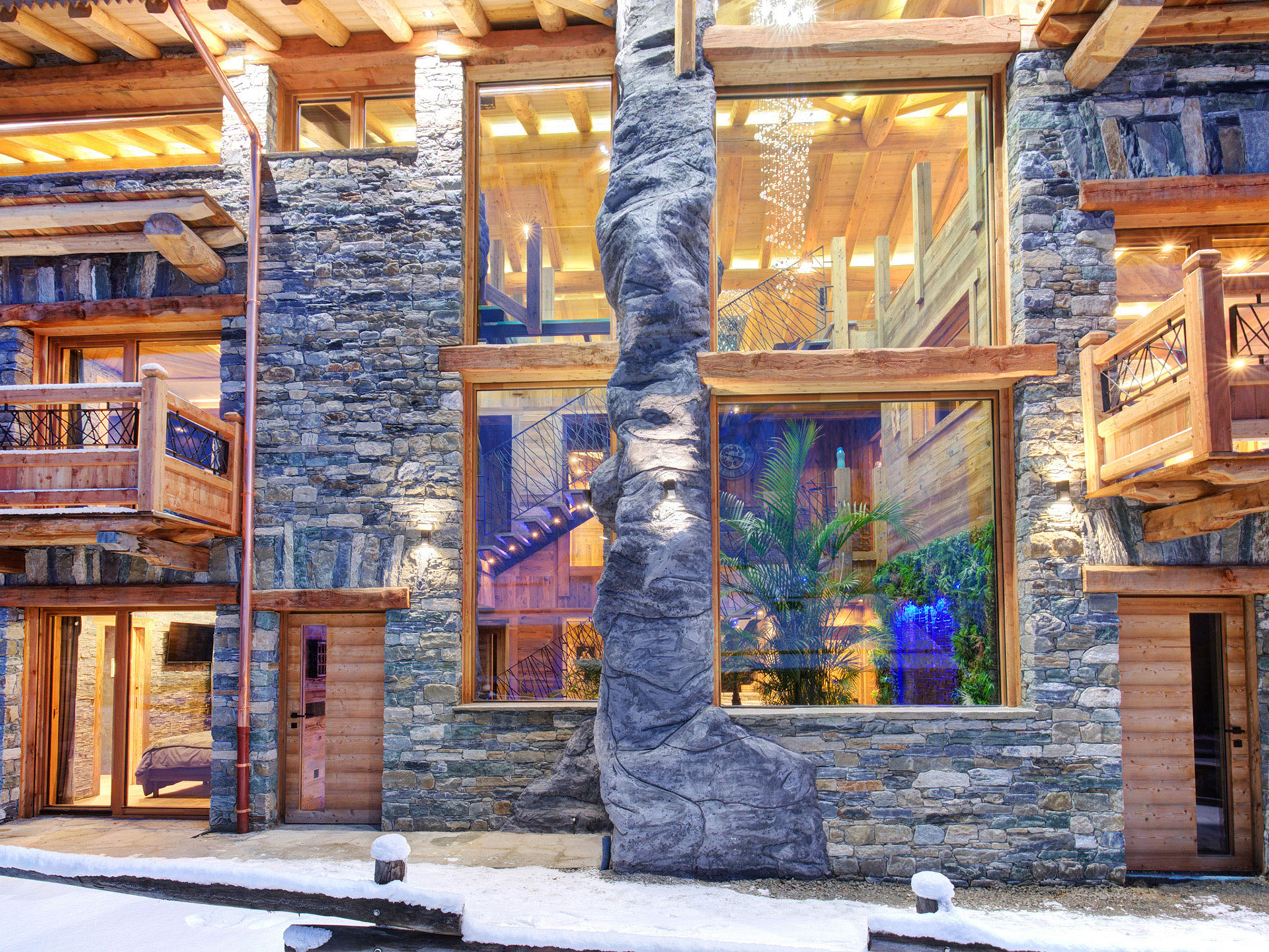 Beleuchtetes steinernes Ferienhaus in Abendstimmung Detailbereich