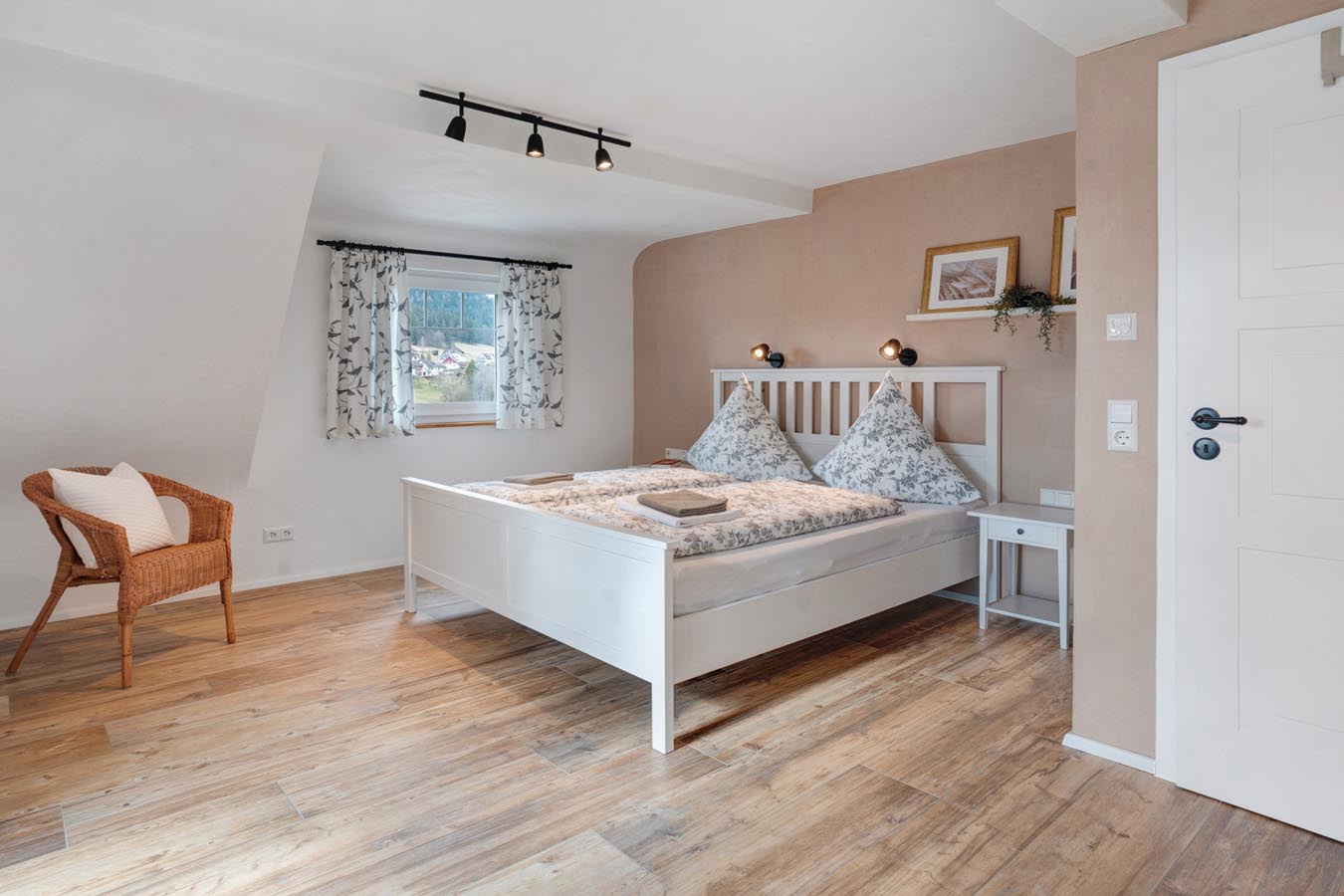 geraeumiges schlafzimmer mit blick auf fenster