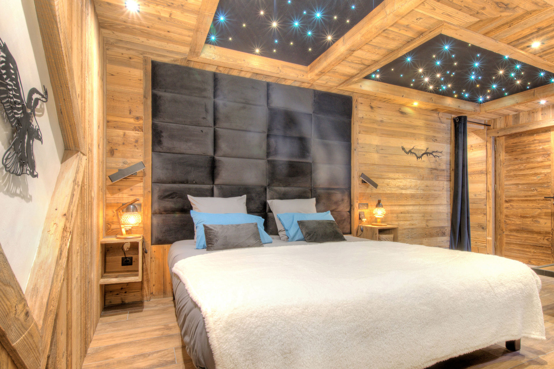 Schlafzimmer mit Sternenhimmel im Chalet Diamant du Paradis am Abend