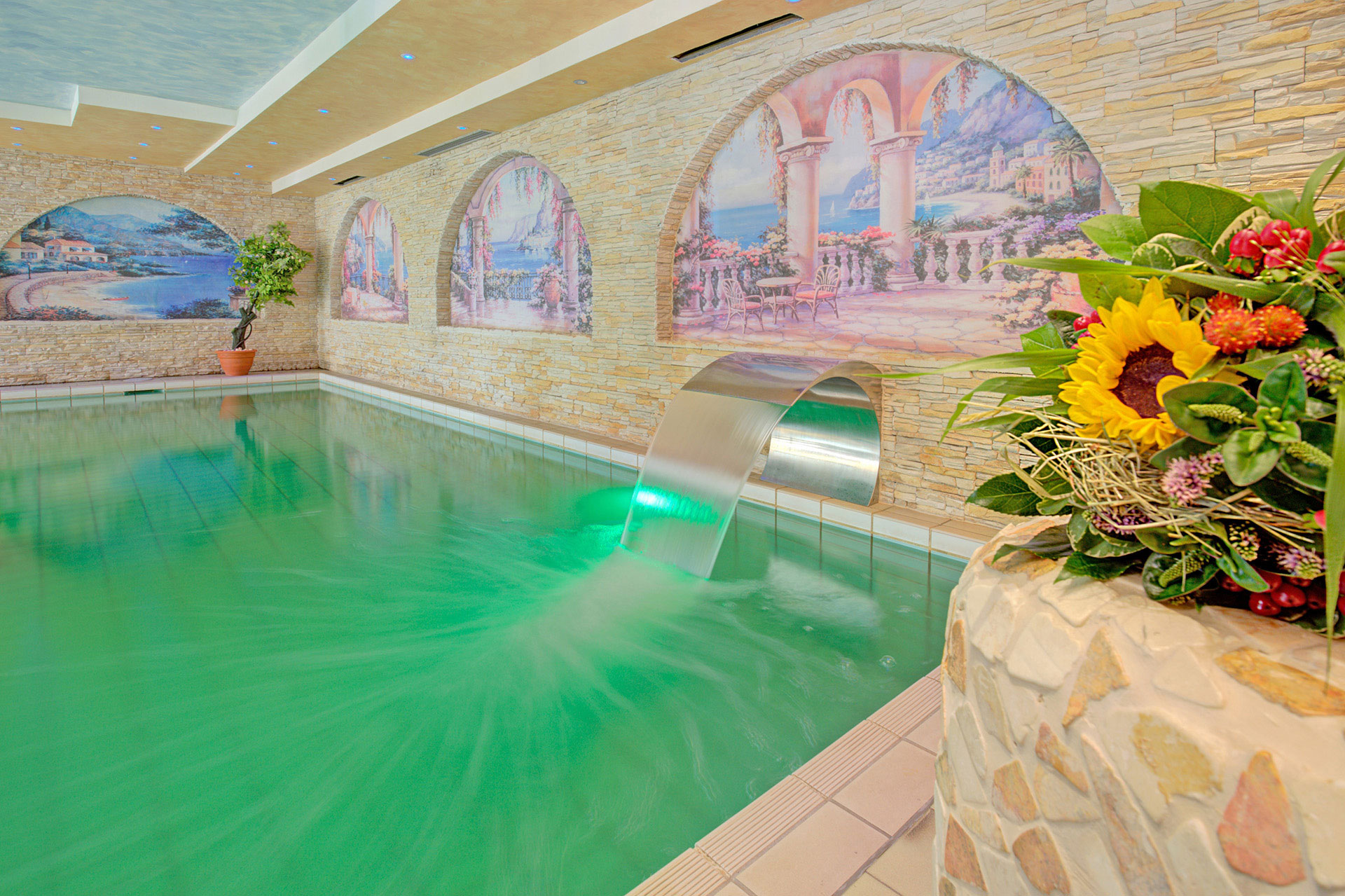 indoor swimming pool mit blumenstrauss seitlich in hotel