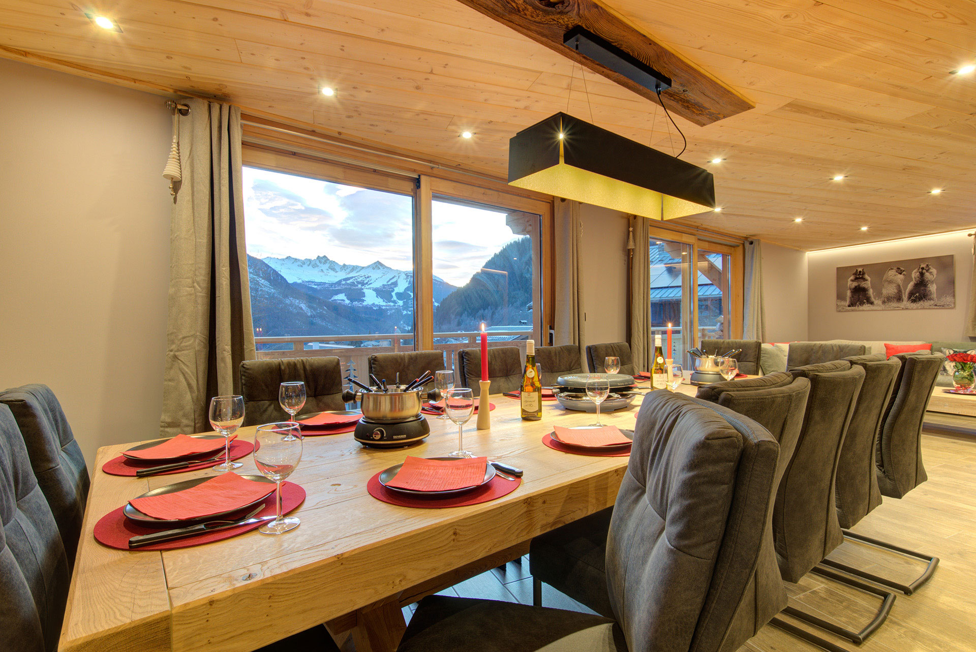 Grosser Essbereich mit Schneebergblick von Chalet White Pearl