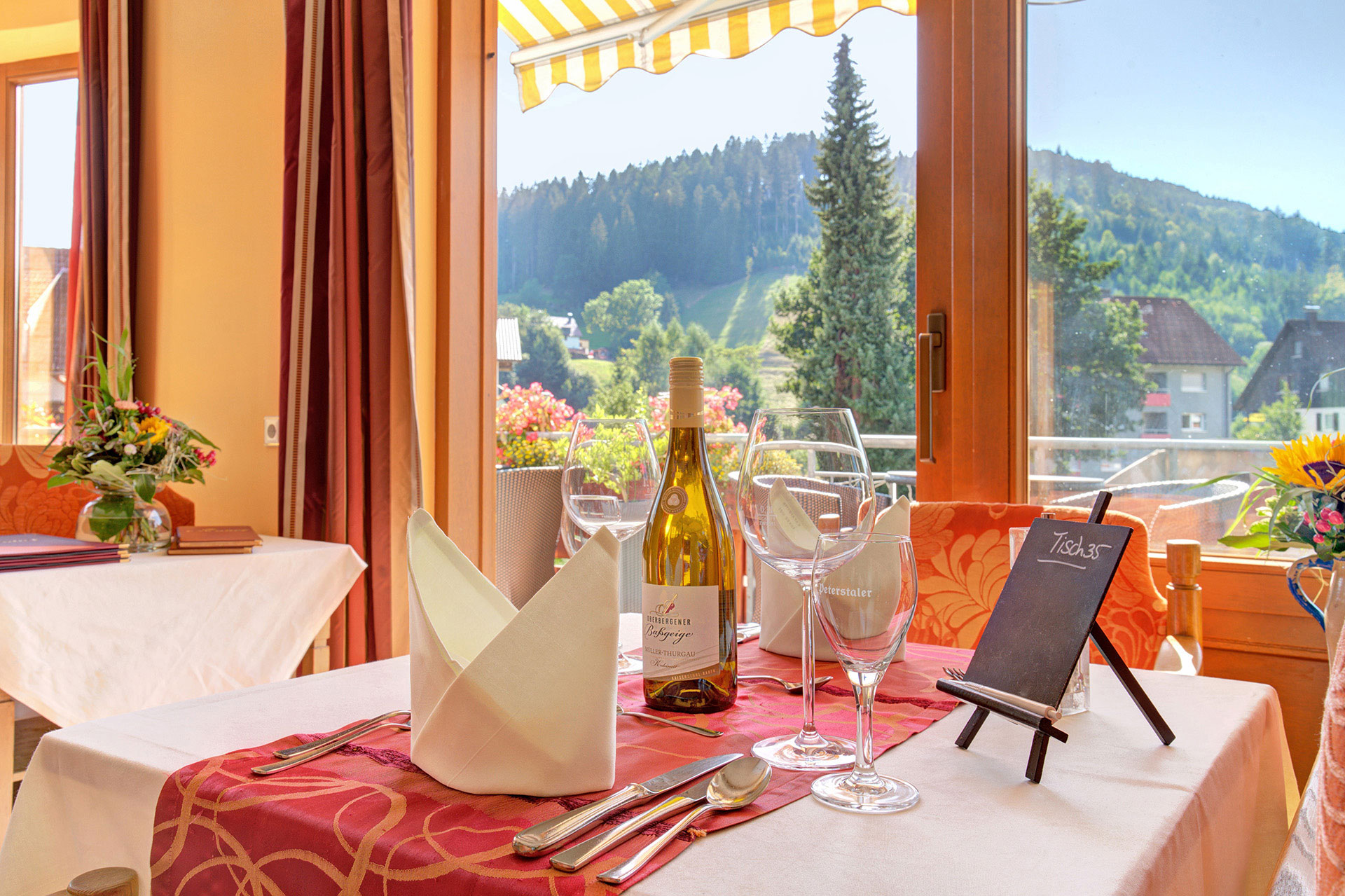 gedeckter Tisch in restaurant mit blick auf fenster