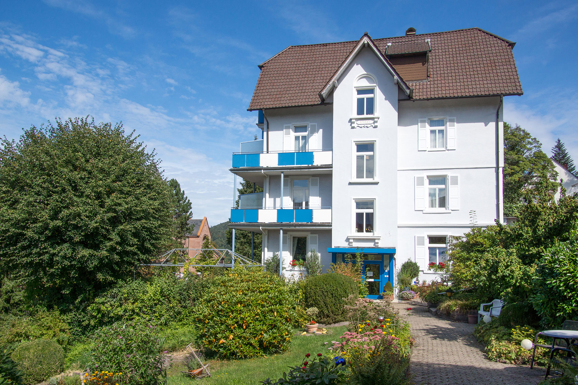 hotelfoto aussenaufnahme vom hotel mit blauem himmel