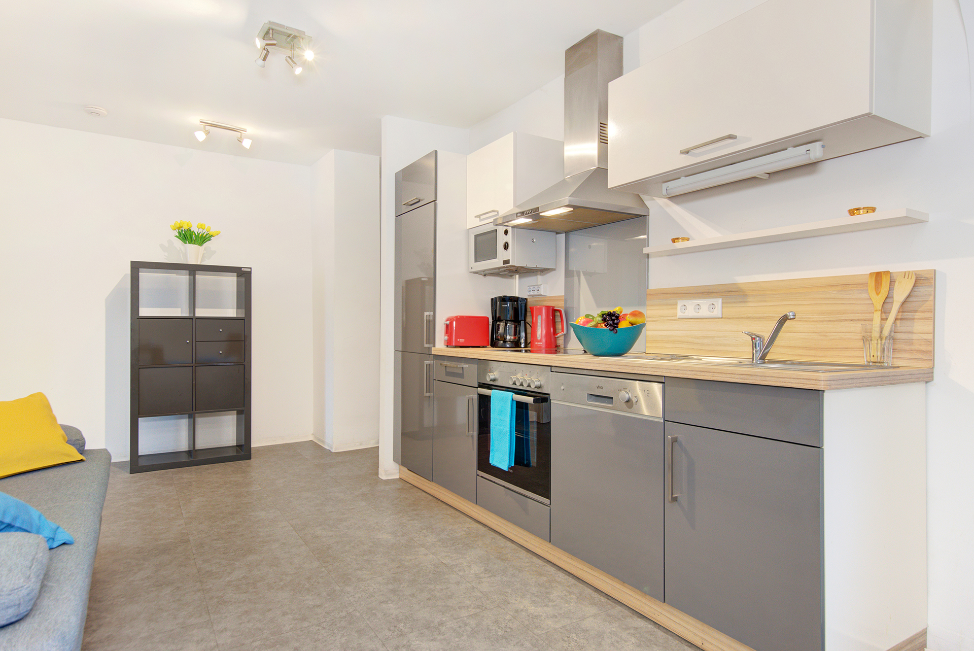 monteurzimmer fotografieren grosse küchenzeile mit geräten