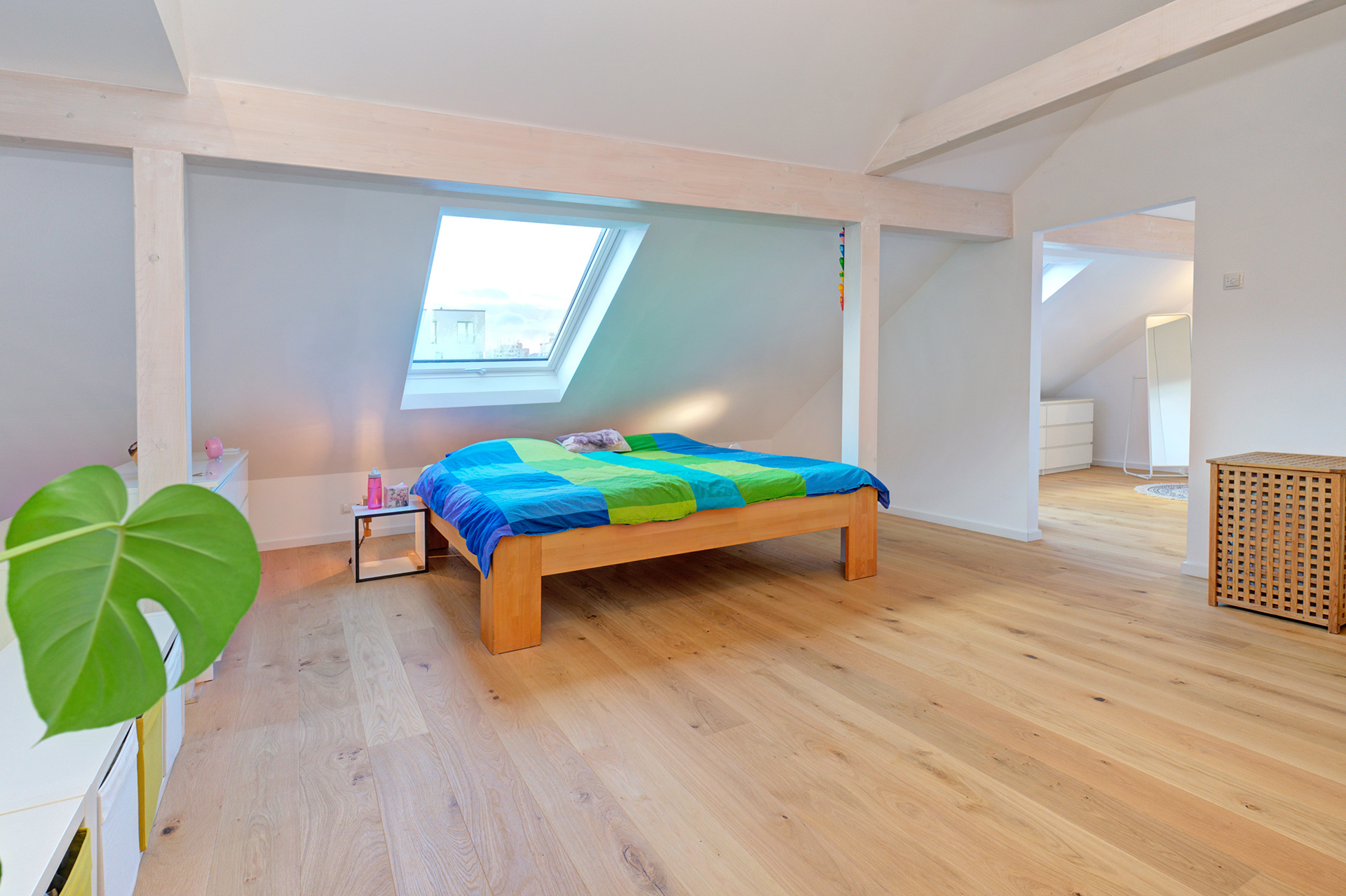 Schlafzimmer in Verkaufsobjekt mit holzbett unter dachschräge
