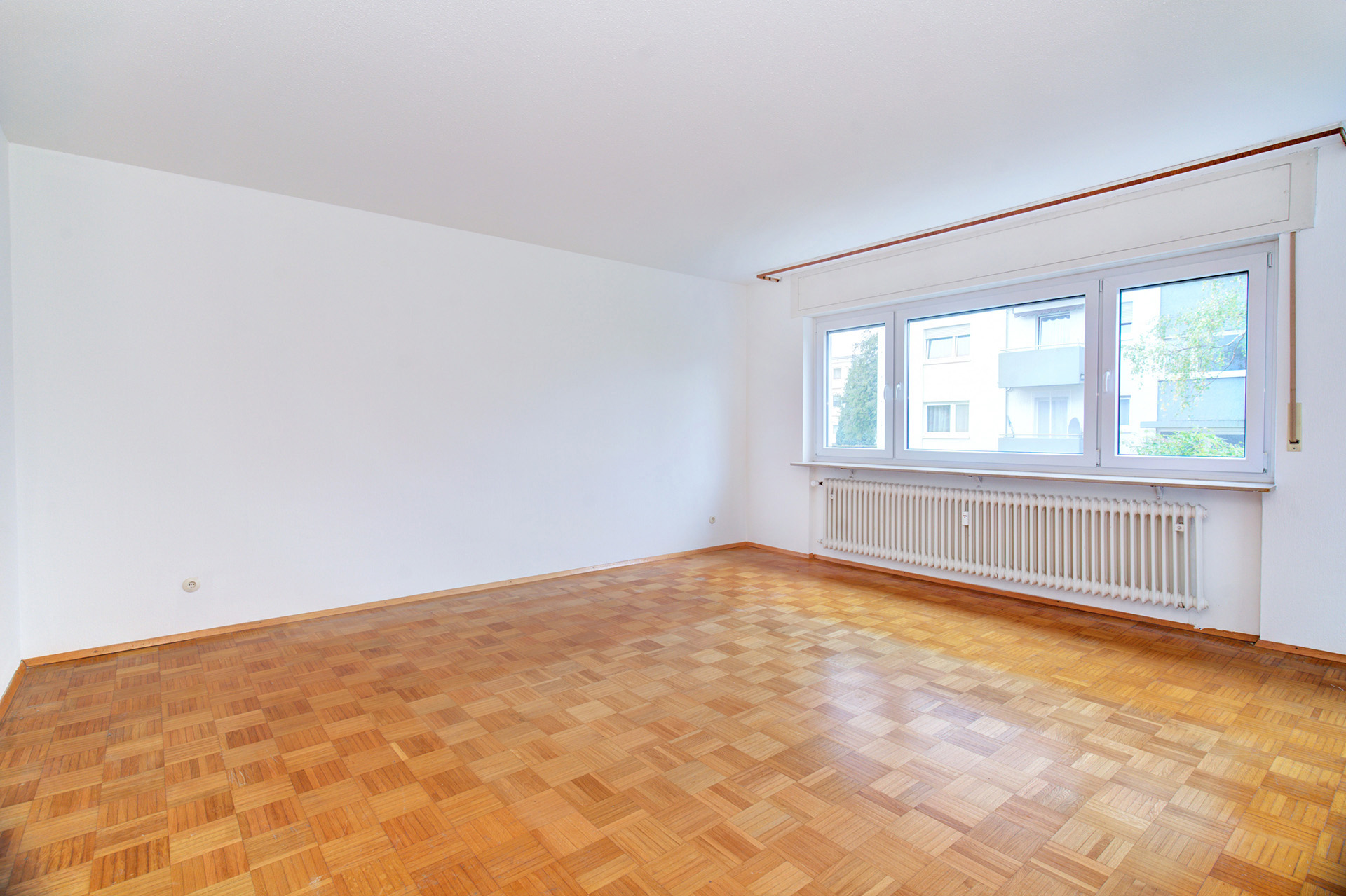 Grosser leerer Wohnraum mit Holzboden - Immobilienfoto für virtual staging