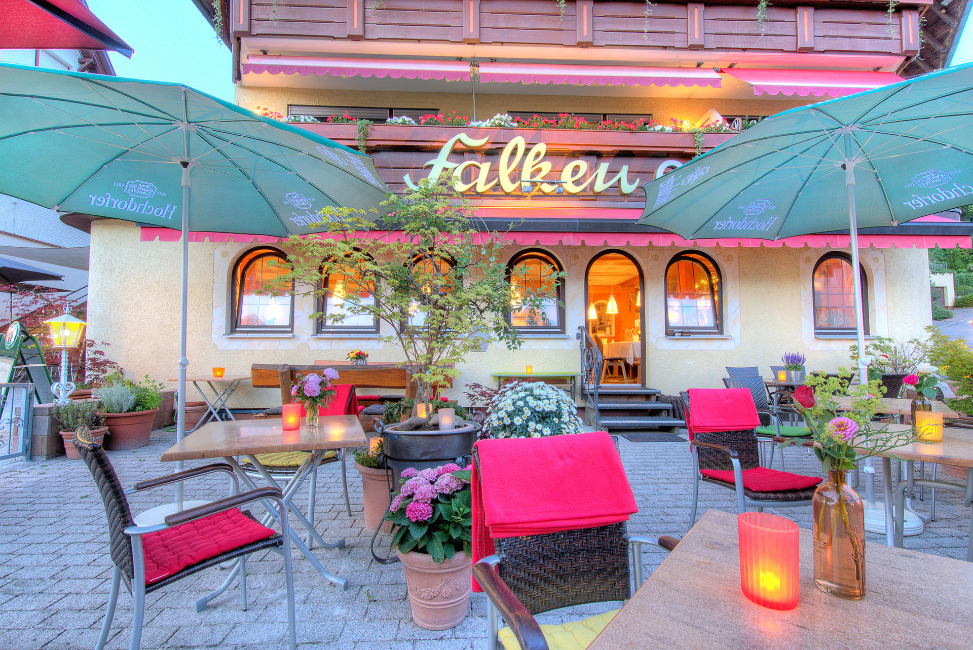 hotelfoto biergarten mit roten decken am abend