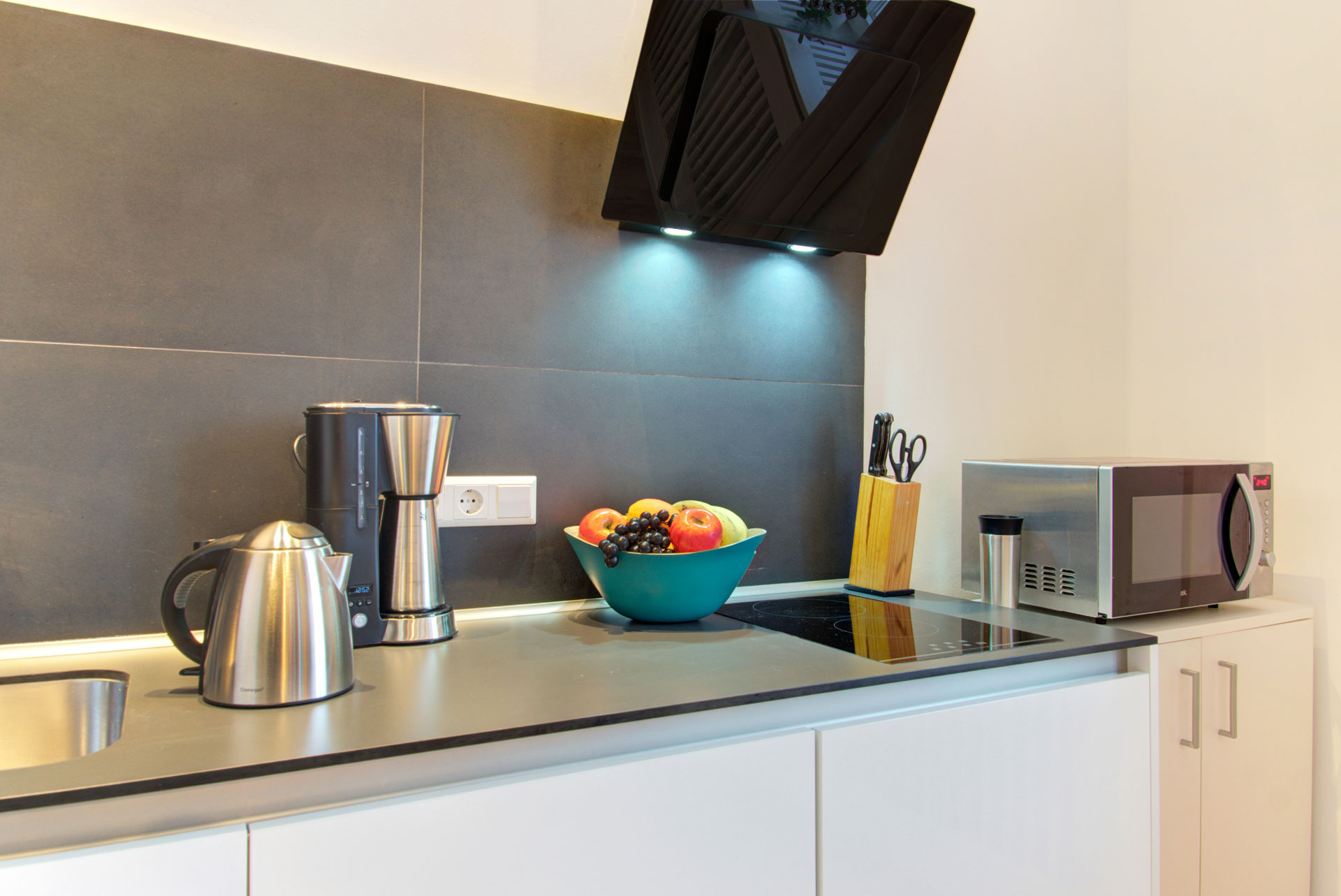 apartment fotografin küchenzeile mit türkisfarbenem obstkorb
