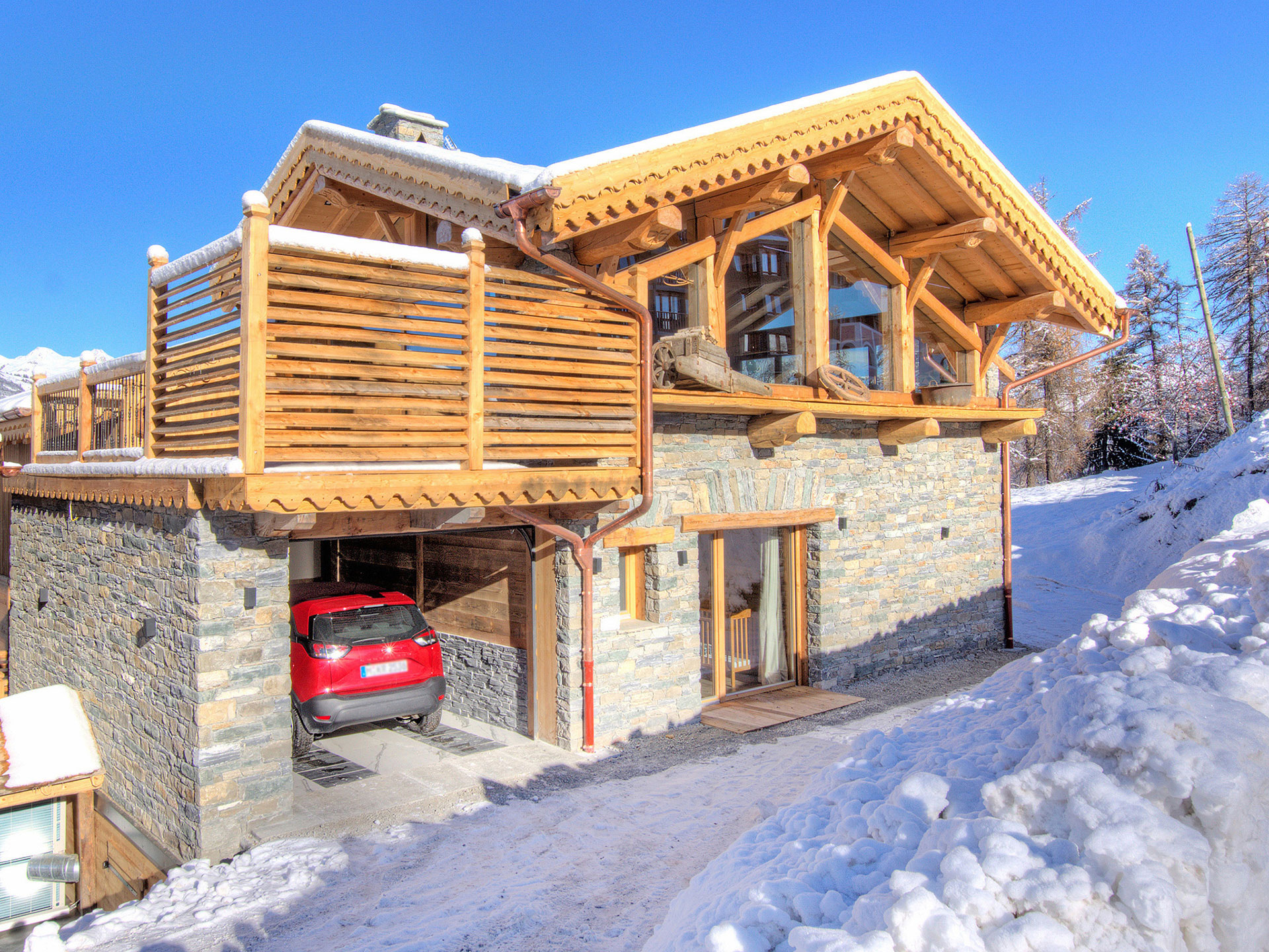 Waliser Luxus-Chalet aus Naturstein und Holz mit Balkon und Garage im Schnee