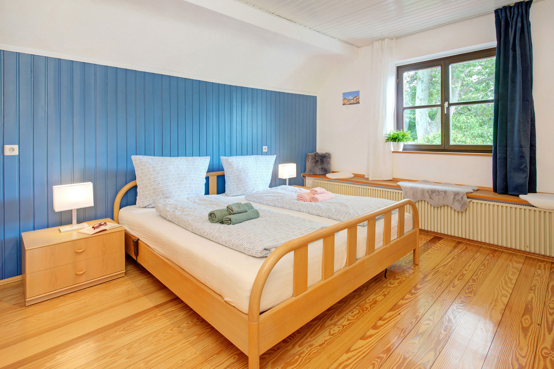 schlafzimmer in blau von ferienhaus professionell fotografiert