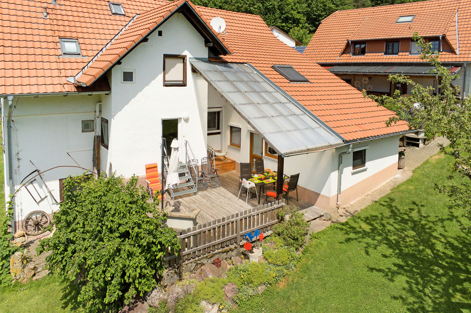 luftblick auf terrasse der Ferienwohnung