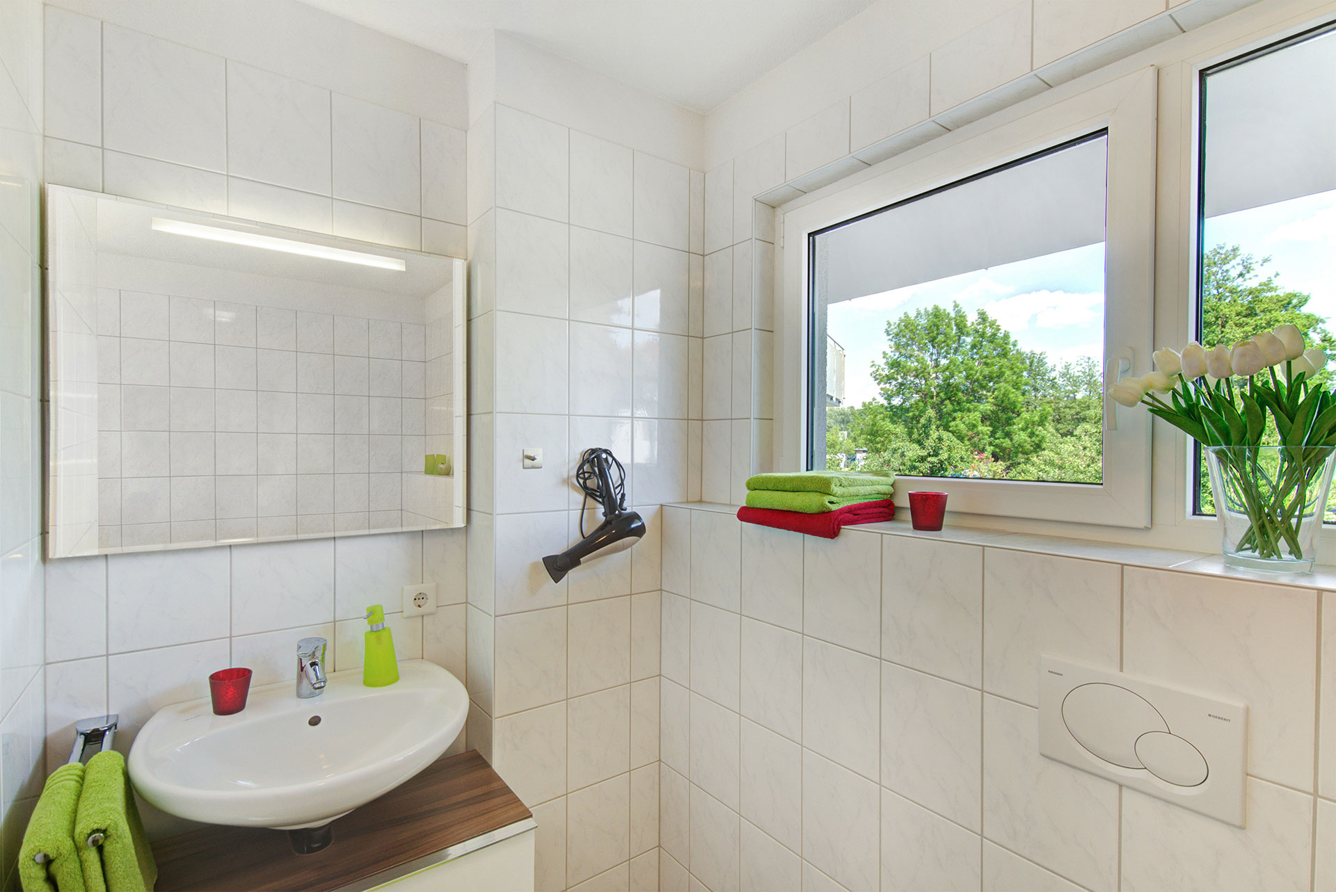 foto ferienwohnung badezimmer mit waschbecken und fenster zum garten