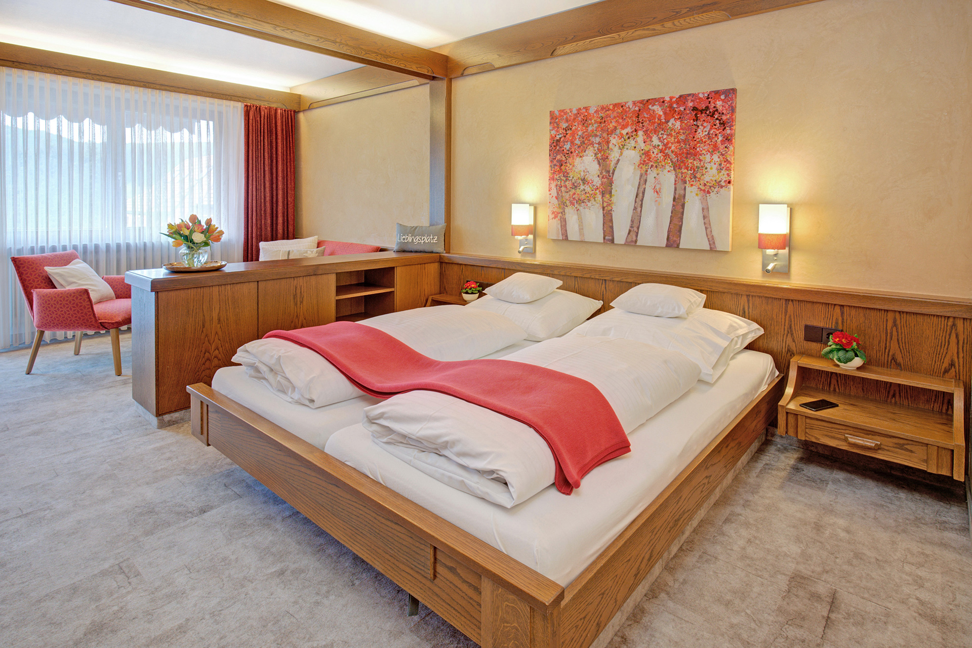 hotelfoto grosses doppelzimmer mit bild leuchten und abgetrennter sitzecke