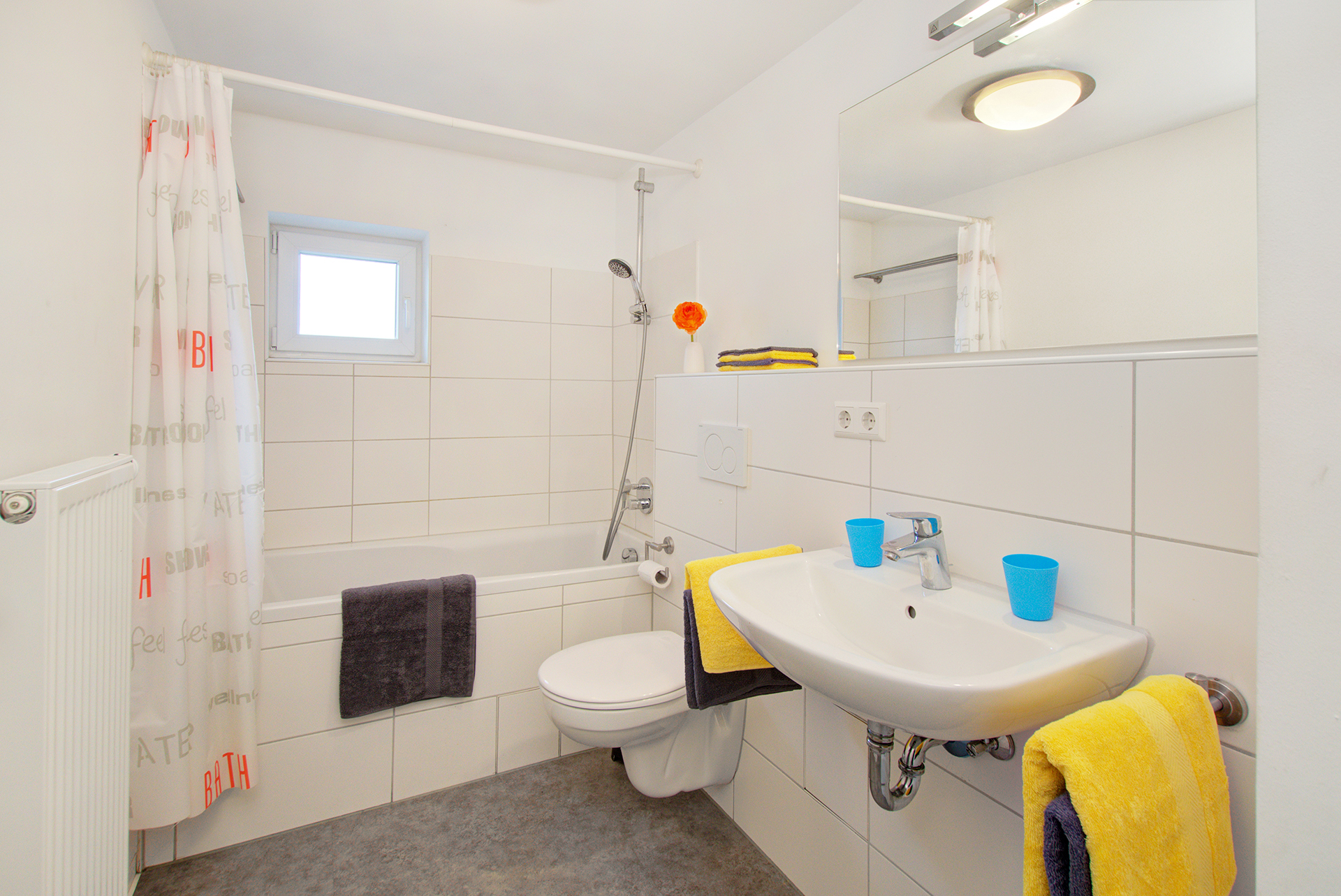 monteurzimmer fotografieren badezimmer mit badewannde waschbecken und wc