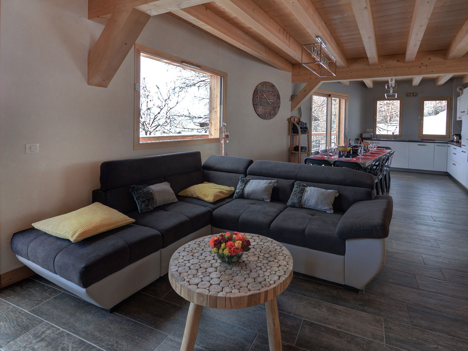 Sehr dunkles Wohnzimmer eines Ferienhauses mit Sofa und Tisch, geringe Beleuchtung vorher