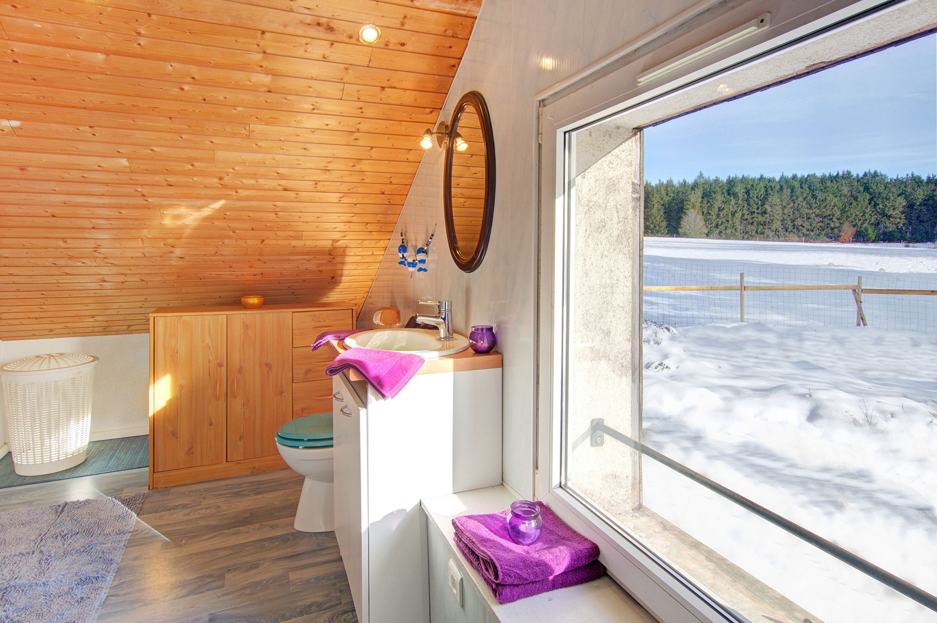 ferienhaus foto badezimmer mit waschbecken und mit fenstblick auf schneebedeckte felder