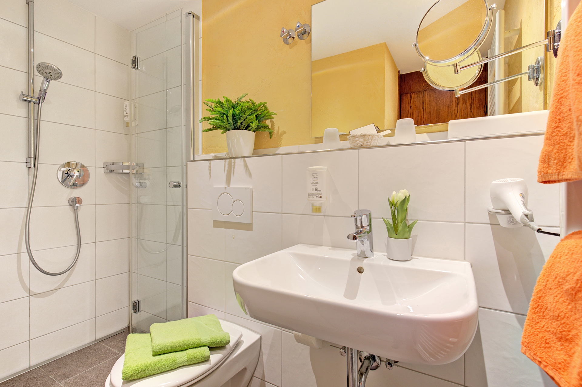 hotelfoto kleines badezimmer mit tulpen am waschbecken