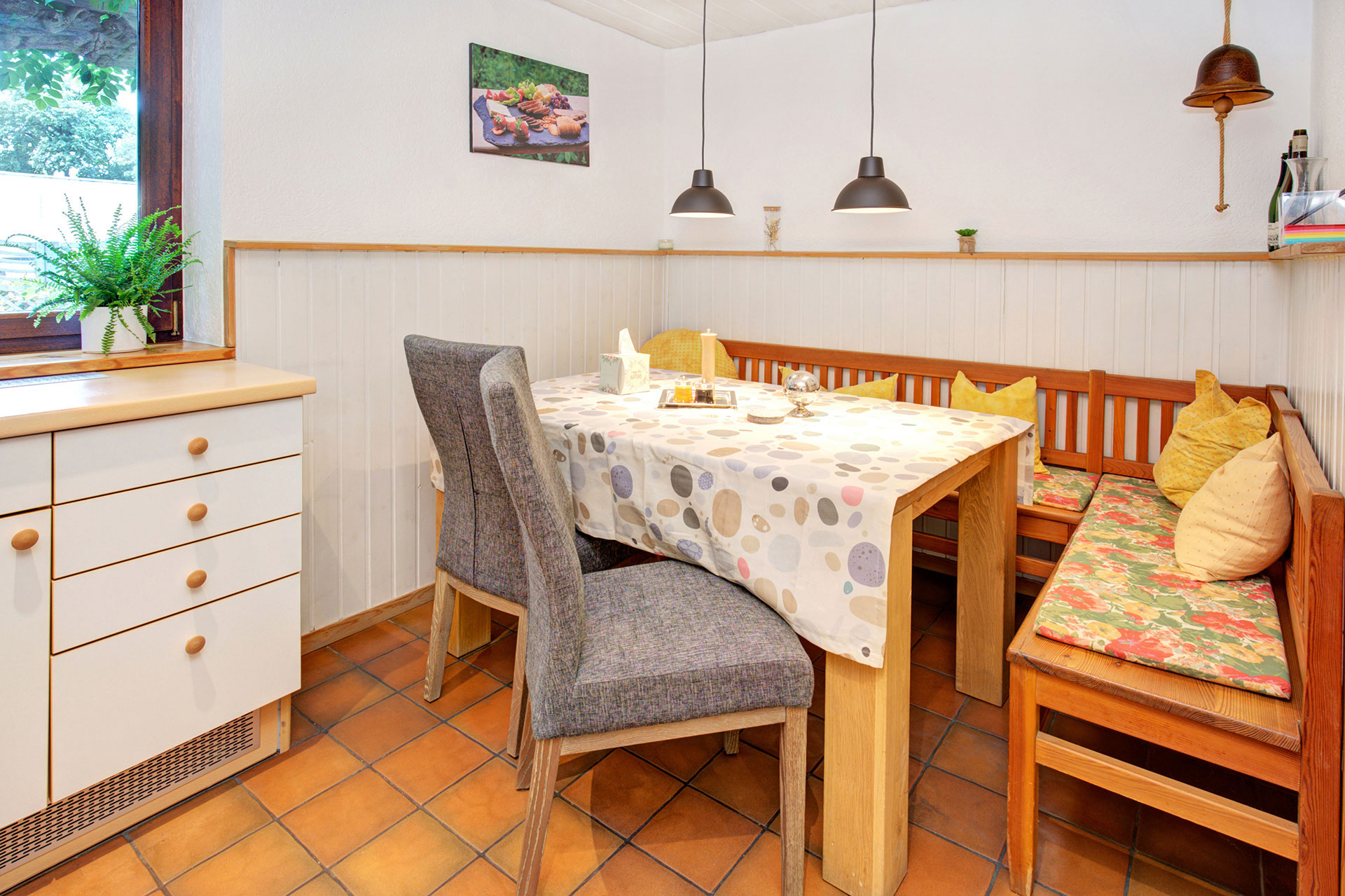 Küche mit sitzbank von ferienhaus professionell fotografiert