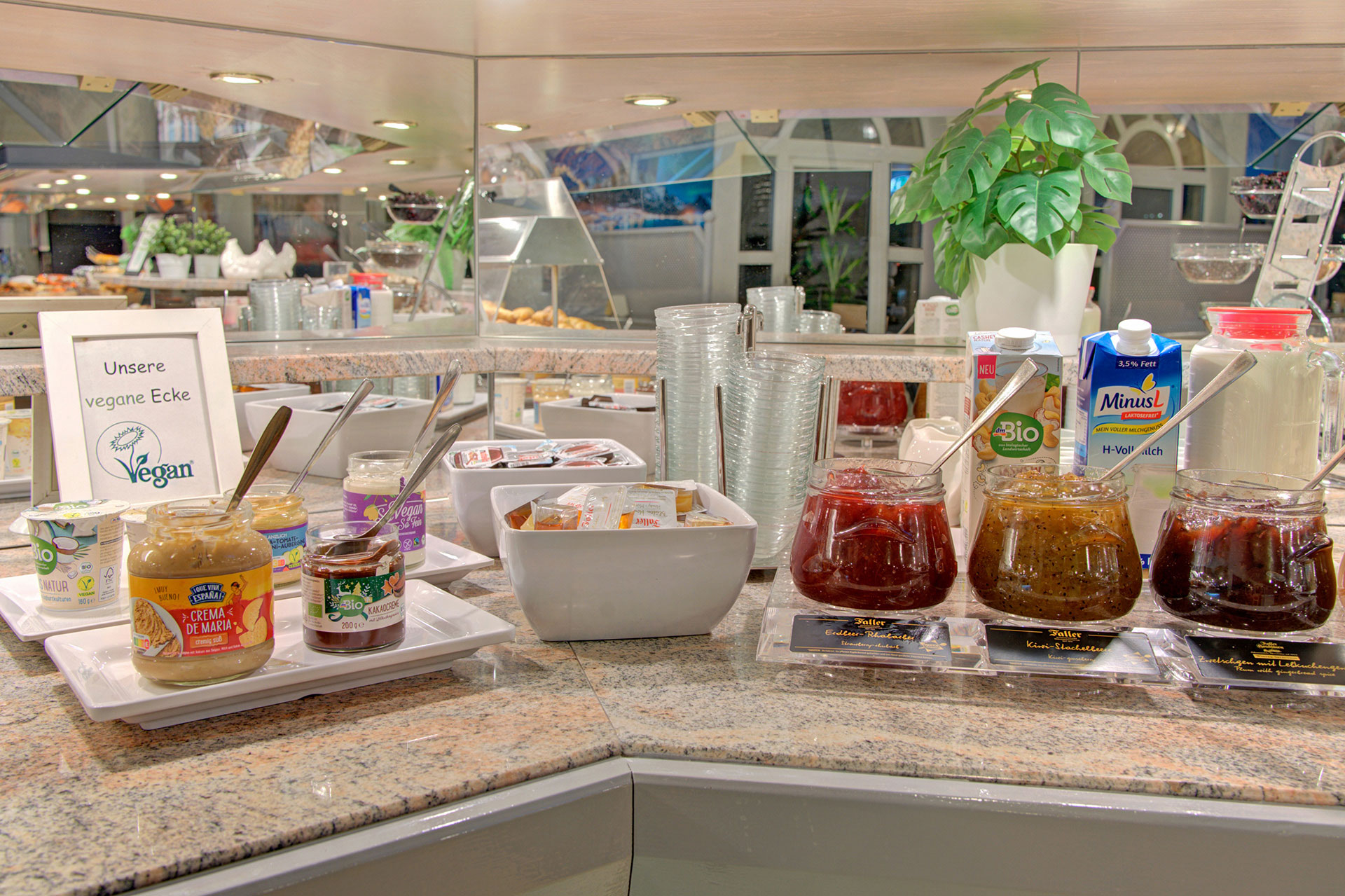 frühstückbuffet in hotel mit veganer Ecke